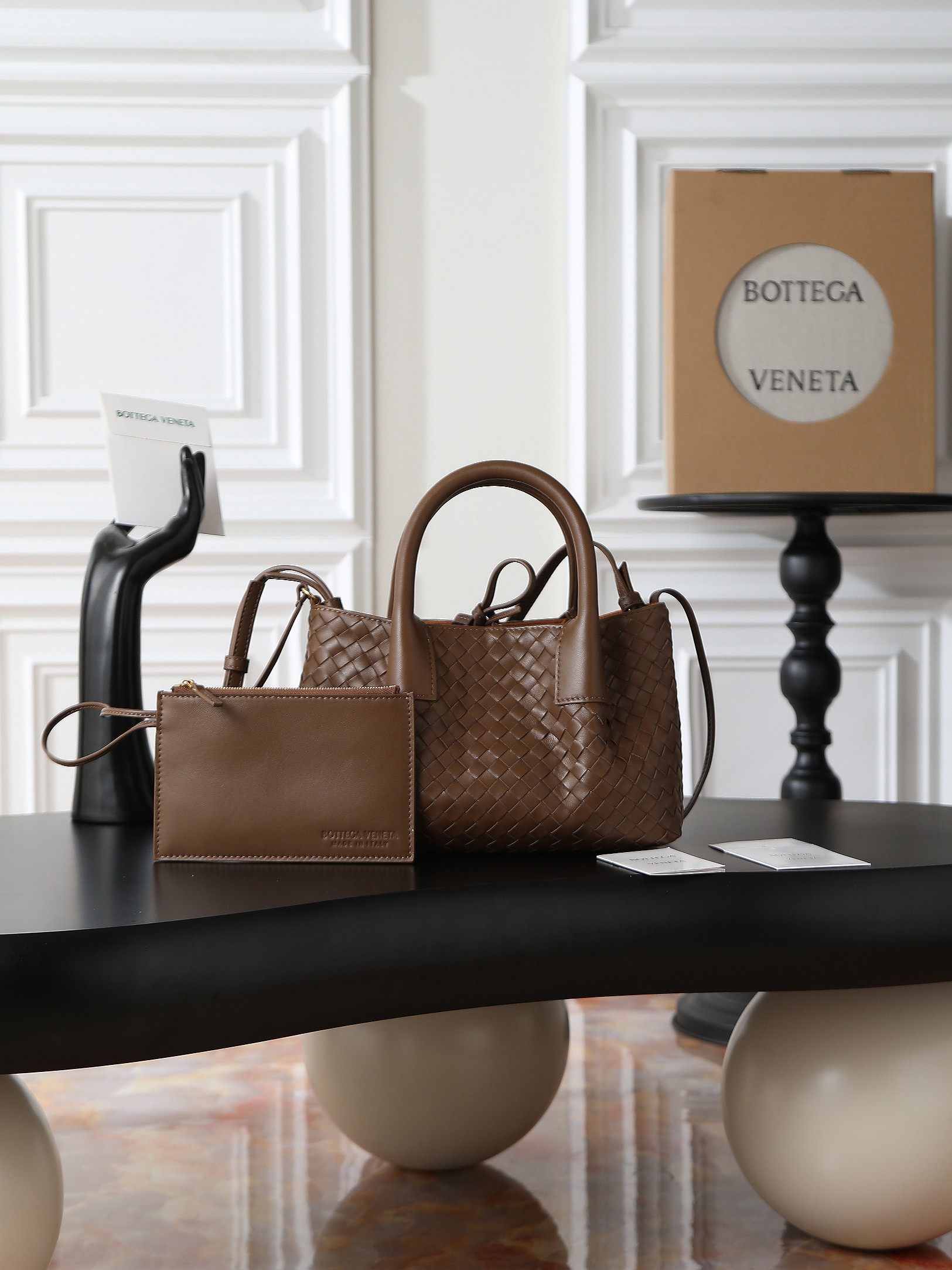 BV25 spring and summer new product Mini pinacoteca two-color surface
The weaving craftsmanship is also super exquisite, every texture is delicate and clear, and you can see the full amount of ingenuity.
👜The bag uses 1 cm leather strips, which are purely hand-woven, highlighting the brand's craftsmanship. The inside is flipped to reveal a smooth suede lining that can be used on both sides, taking into account both fashion and practicality. The small size can be worn on one shoulder or across the body, making it super versatile for daily commuting! 💕Fashionable ladies who like BV come to me to get the same style~
Model number: 819004
Size: 24*15*12cm