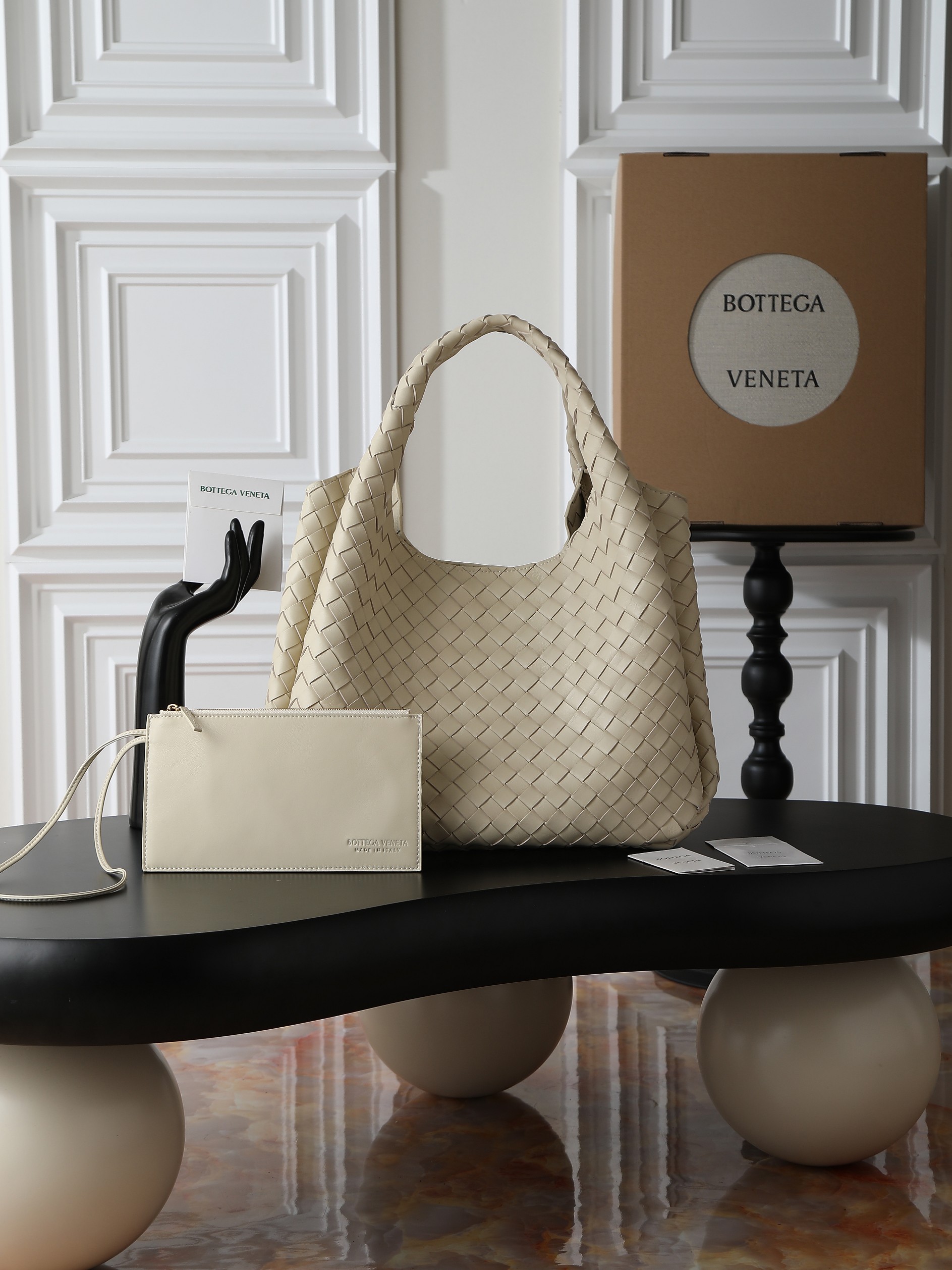The Campana large size loved by all the stars at the BV26 show🔥 A brand new interpretation that will impress you at first glance💓 ✨Returning to the classic handbag shape, the outline is simple and elegant, without unnecessary decoration. It becomes the visual focus with its exquisite weaving technology. This minimalist and textured design is not only suitable for the smart style of daily commuting, but also can be matched with elegant formal wear. It has strong style compatibility. 👜As for the material, it uses top-grade nappa lambskin. The texture of the leather is delicate and tough. Every woven texture shows the exquisiteness of hand-making. It not only shows the craftsmanship, but also makes the bag more three-dimensional and durable, giving it a full sense of quality.
Model number: 844250
Size: 39*24*18.5cm