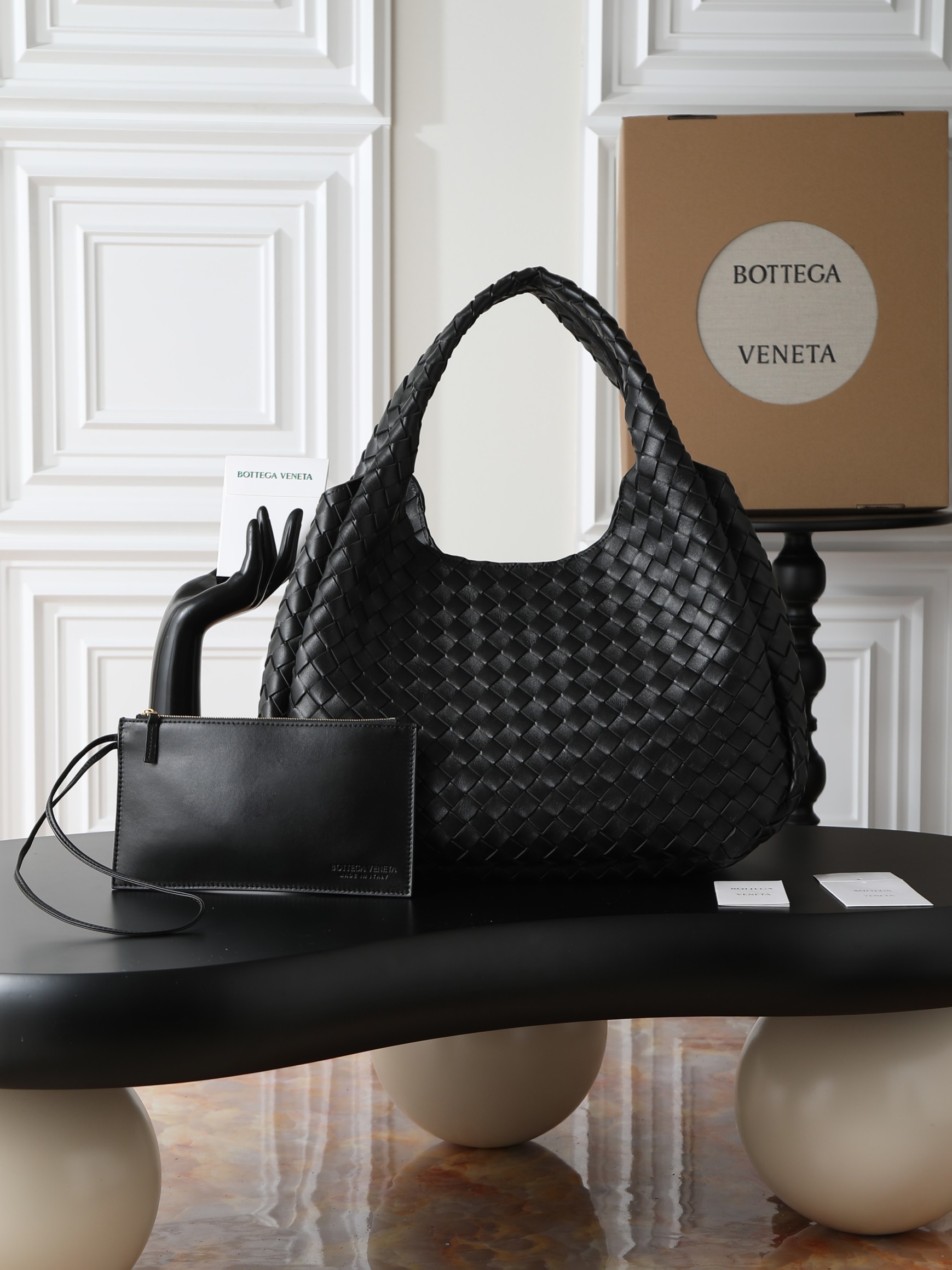 The Campana large size loved by all the stars at the BV26 show🔥 A brand new interpretation that will impress you at first glance💓 ✨Returning to the classic handbag shape, the outline is simple and elegant, without unnecessary decoration. It becomes the visual focus with its exquisite weaving technology. This minimalist and textured design is not only suitable for the smart style of daily commuting, but also can be matched with elegant formal wear. It has strong style compatibility. 👜As for the material, it uses top-grade nappa lambskin. The texture of the leather is delicate and tough. Every woven texture shows the exquisiteness of hand-making. It not only shows the craftsmanship, but also makes the bag more three-dimensional and durable, giving it a full sense of quality.
Model number: 844250
Size: 39*24*18.5cm
