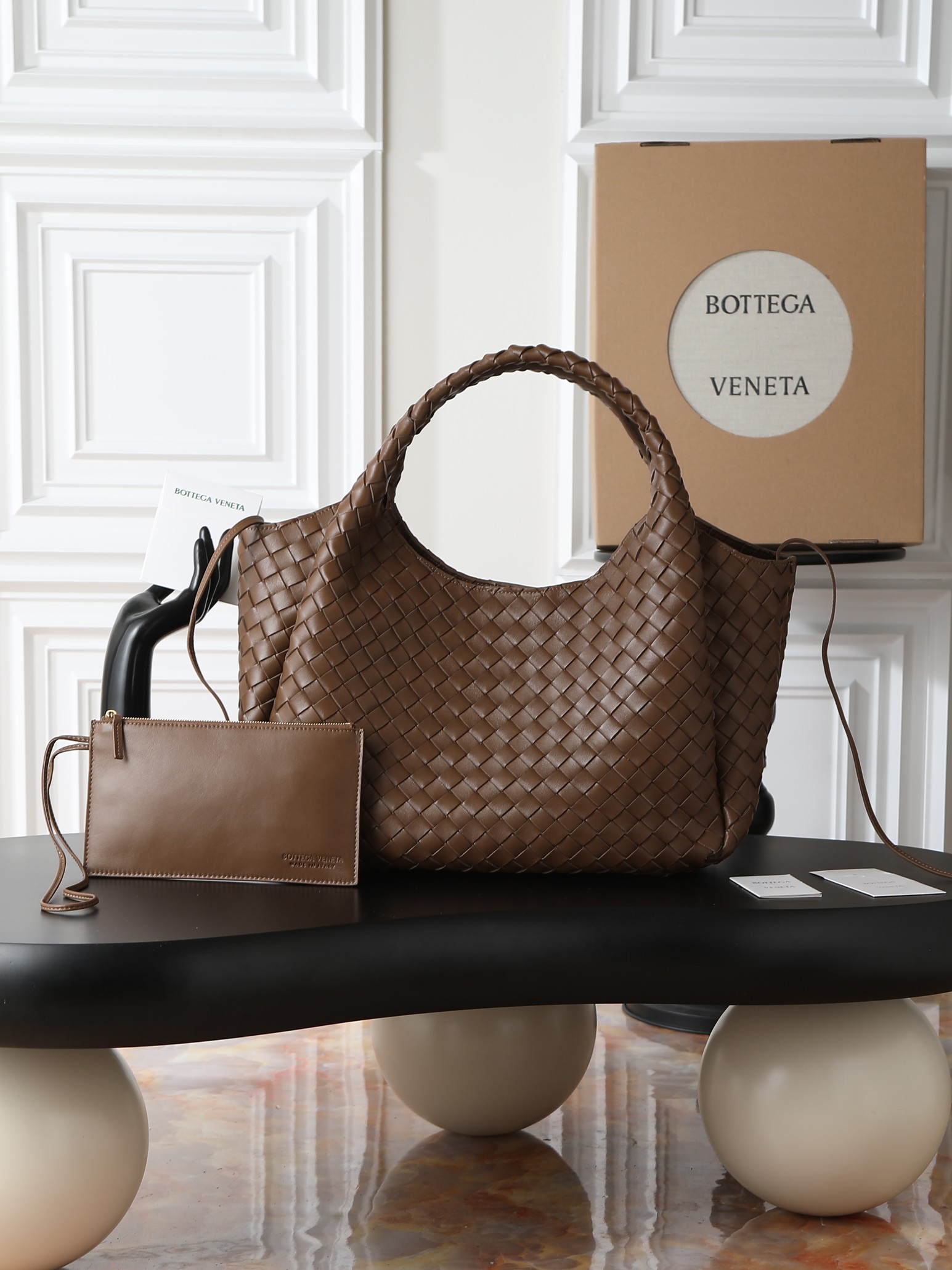 The Campana large size loved by all the stars at the BV26 show🔥 A brand new interpretation that will impress you at first glance💓 ✨Returning to the classic handbag shape, the outline is simple and elegant, without unnecessary decoration. It becomes the visual focus with its exquisite weaving technology. This minimalist and textured design is not only suitable for the smart style of daily commuting, but also can be matched with elegant formal wear. It has strong style compatibility. 👜As for the material, it uses top-grade nappa lambskin. The texture of the leather is delicate and tough. Every woven texture shows the exquisiteness of hand-making. It not only shows the craftsmanship, but also makes the bag more three-dimensional and durable, giving it a full sense of quality.
​Model number: 844250
Size: 39*24*18.5cm photo 1