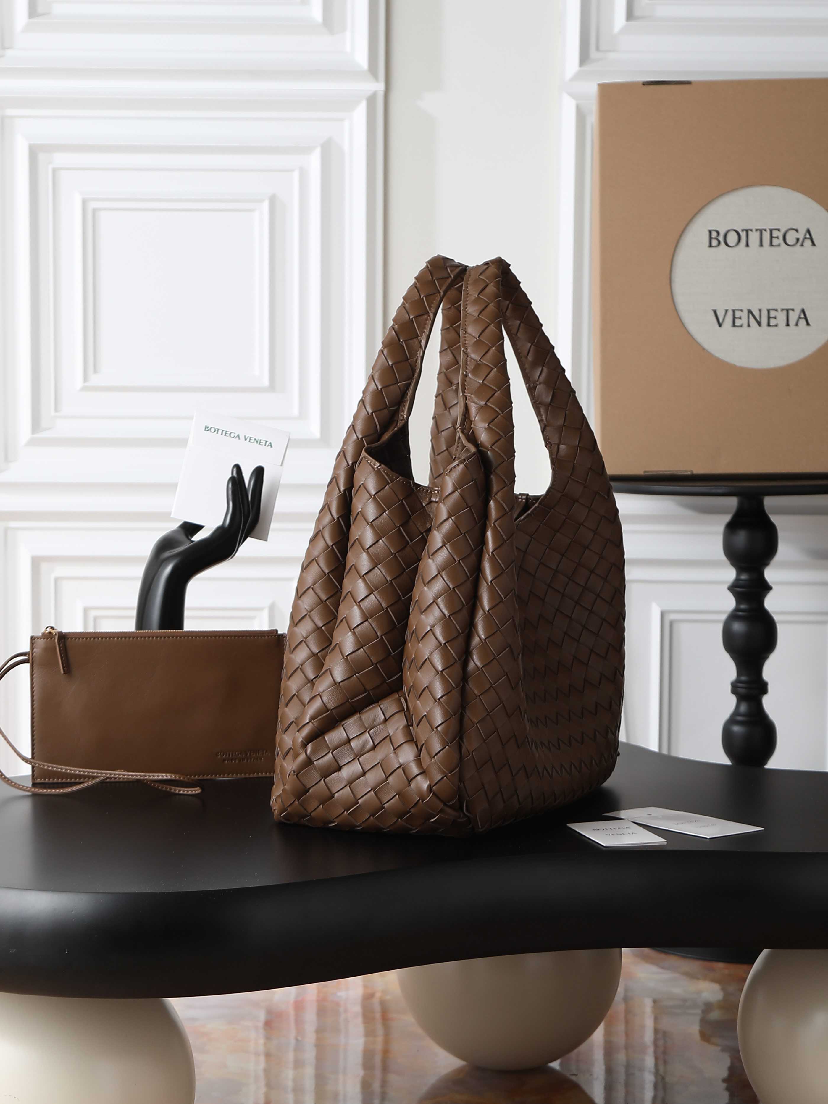 The Campana large size loved by all the stars at the BV26 show🔥 A brand new interpretation that will impress you at first glance💓 ✨Returning to the classic handbag shape, the outline is simple and elegant, without unnecessary decoration. It becomes the visual focus with its exquisite weaving technology. This minimalist and textured design is not only suitable for the smart style of daily commuting, but also can be matched with elegant formal wear. It has strong style compatibility. 👜As for the material, it uses top-grade nappa lambskin. The texture of the leather is delicate and tough. Every woven texture shows the exquisiteness of hand-making. It not only shows the craftsmanship, but also makes the bag more three-dimensional and durable, giving it a full sense of quality.
​Model number: 844250
Size: 39*24*18.5cm photo 2