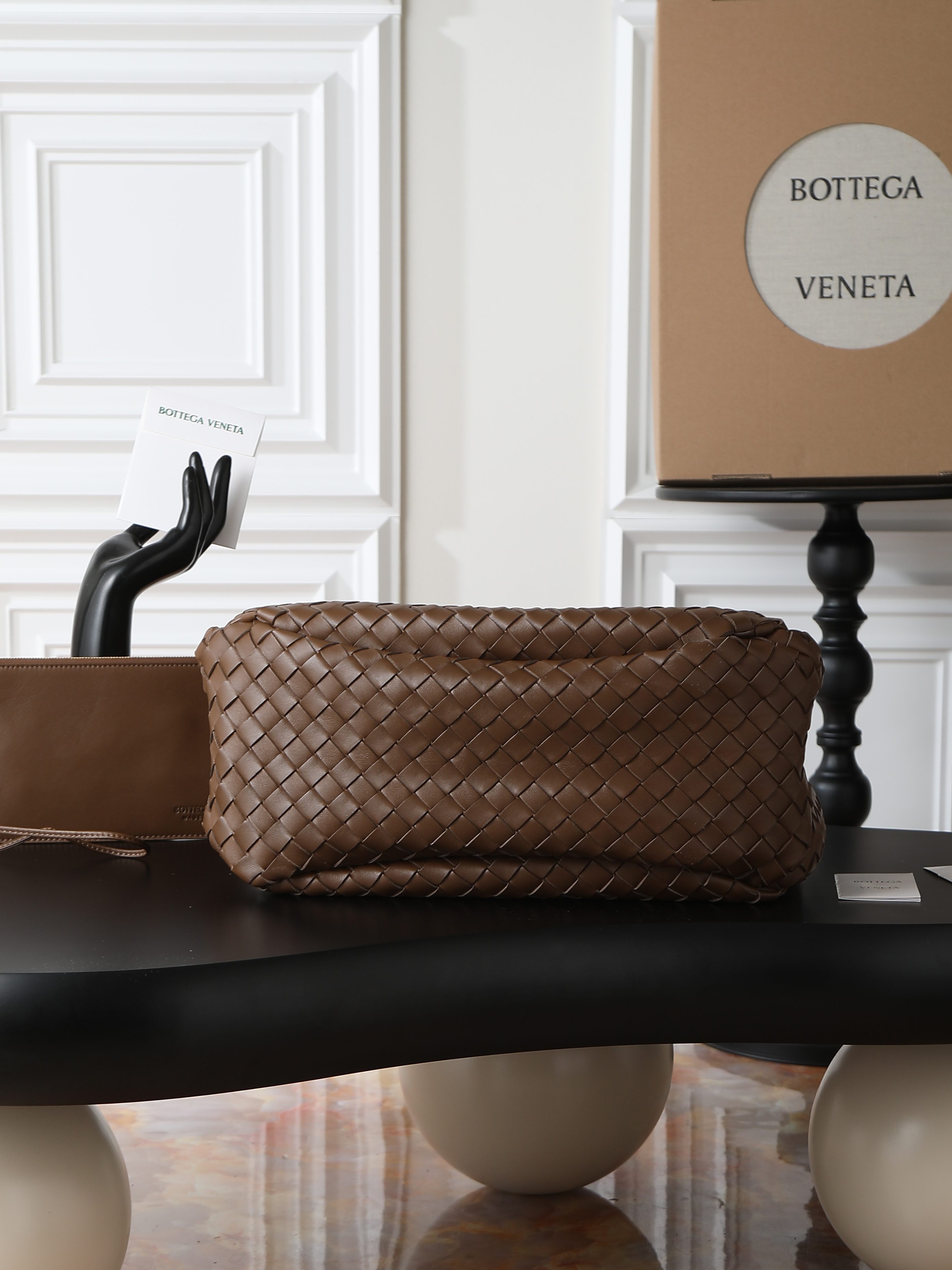 The Campana large size loved by all the stars at the BV26 show🔥 A brand new interpretation that will impress you at first glance💓 ✨Returning to the classic handbag shape, the outline is simple and elegant, without unnecessary decoration. It becomes the visual focus with its exquisite weaving technology. This minimalist and textured design is not only suitable for the smart style of daily commuting, but also can be matched with elegant formal wear. It has strong style compatibility. 👜As for the material, it uses top-grade nappa lambskin. The texture of the leather is delicate and tough. Every woven texture shows the exquisiteness of hand-making. It not only shows the craftsmanship, but also makes the bag more three-dimensional and durable, giving it a full sense of quality.
​Model number: 844250
Size: 39*24*18.5cm photo 3