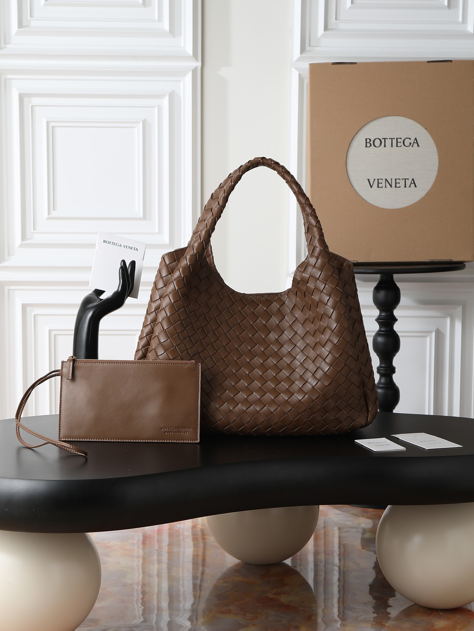 The Campana large size loved by all the stars at the BV26 show🔥 A brand new interpretation that will impress you at first glance💓 ✨Returning to the classic handbag shape, the outline is simple and elegant, without unnecessary decoration. It becomes the visual focus with its exquisite weaving technology. This minimalist and textured design is not only suitable for the smart style of daily commuting, but also can be matched with elegant formal wear. It has strong style compatibility. 👜As for the material, it uses top-grade nappa lambskin. The texture of the leather is delicate and tough. Every woven texture shows the exquisiteness of hand-making. It not only shows the craftsmanship, but also makes the bag more three-dimensional and durable, giving it a full sense of quality.
Model number: 844250
Size: 39*24*18.5cm