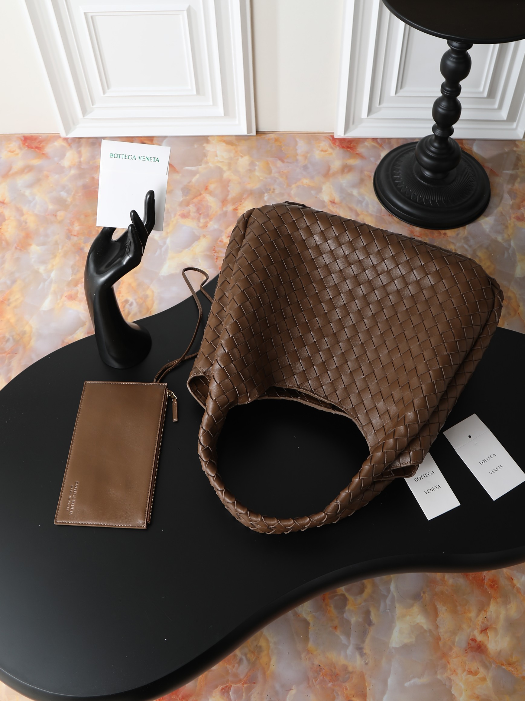The Campana large size loved by all the stars at the BV26 show🔥 A brand new interpretation that will impress you at first glance💓 ✨Returning to the classic handbag shape, the outline is simple and elegant, without unnecessary decoration. It becomes the visual focus with its exquisite weaving technology. This minimalist and textured design is not only suitable for the smart style of daily commuting, but also can be matched with elegant formal wear. It has strong style compatibility. 👜As for the material, it uses top-grade nappa lambskin. The texture of the leather is delicate and tough. Every woven texture shows the exquisiteness of hand-making. It not only shows the craftsmanship, but also makes the bag more three-dimensional and durable, giving it a full sense of quality.
​Model number: 844250
Size: 39*24*18.5cm photo 5