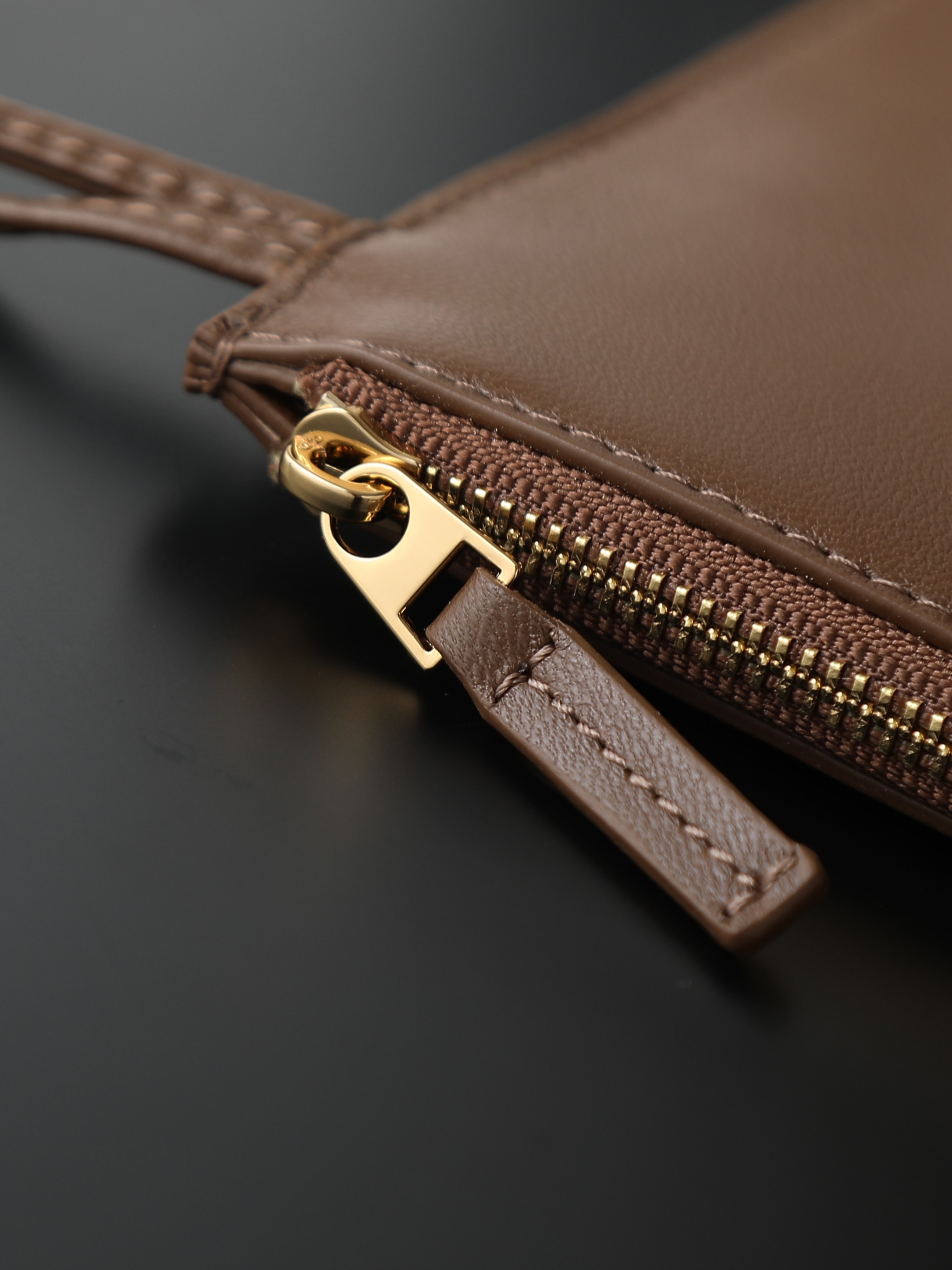 The Campana large size loved by all the stars at the BV26 show🔥 A brand new interpretation that will impress you at first glance💓 ✨Returning to the classic handbag shape, the outline is simple and elegant, without unnecessary decoration. It becomes the visual focus with its exquisite weaving technology. This minimalist and textured design is not only suitable for the smart style of daily commuting, but also can be matched with elegant formal wear. It has strong style compatibility. 👜As for the material, it uses top-grade nappa lambskin. The texture of the leather is delicate and tough. Every woven texture shows the exquisiteness of hand-making. It not only shows the craftsmanship, but also makes the bag more three-dimensional and durable, giving it a full sense of quality.
​Model number: 844250
Size: 39*24*18.5cm photo 6