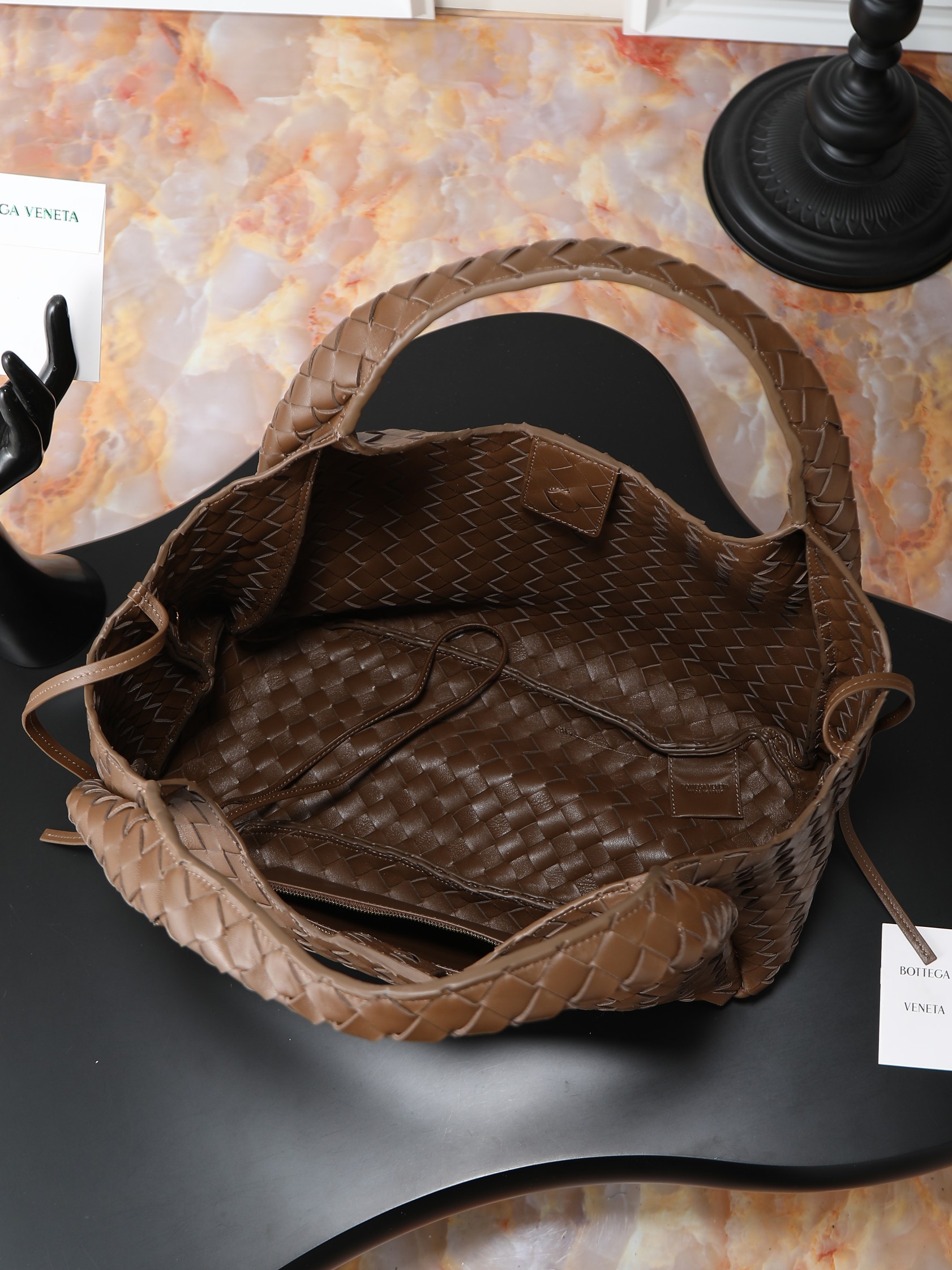 The Campana large size loved by all the stars at the BV26 show🔥 A brand new interpretation that will impress you at first glance💓 ✨Returning to the classic handbag shape, the outline is simple and elegant, without unnecessary decoration. It becomes the visual focus with its exquisite weaving technology. This minimalist and textured design is not only suitable for the smart style of daily commuting, but also can be matched with elegant formal wear. It has strong style compatibility. 👜As for the material, it uses top-grade nappa lambskin. The texture of the leather is delicate and tough. Every woven texture shows the exquisiteness of hand-making. It not only shows the craftsmanship, but also makes the bag more three-dimensional and durable, giving it a full sense of quality.
​Model number: 844250
Size: 39*24*18.5cm photo 7