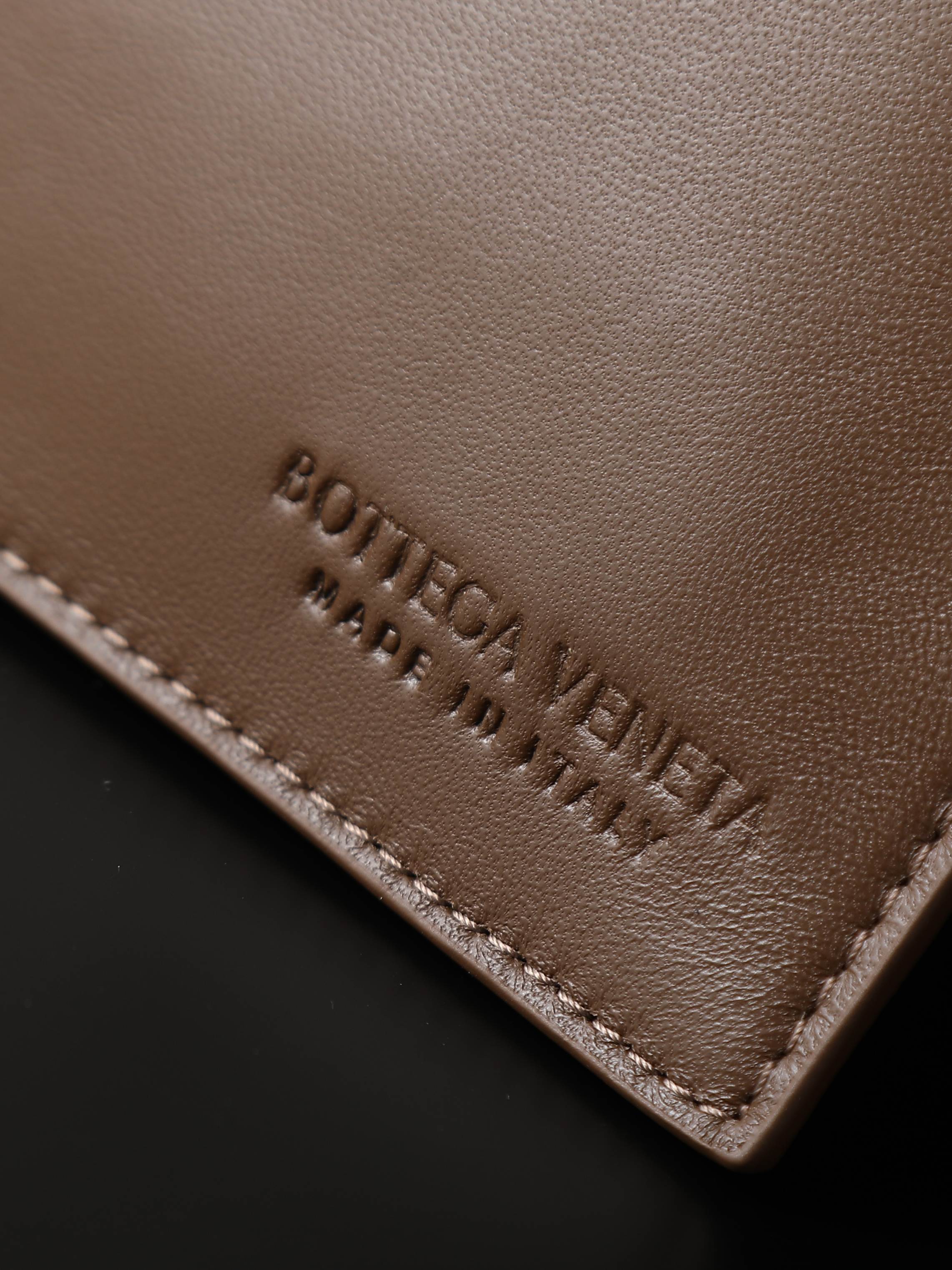 The Campana large size loved by all the stars at the BV26 show🔥 A brand new interpretation that will impress you at first glance💓 ✨Returning to the classic handbag shape, the outline is simple and elegant, without unnecessary decoration. It becomes the visual focus with its exquisite weaving technology. This minimalist and textured design is not only suitable for the smart style of daily commuting, but also can be matched with elegant formal wear. It has strong style compatibility. 👜As for the material, it uses top-grade nappa lambskin. The texture of the leather is delicate and tough. Every woven texture shows the exquisiteness of hand-making. It not only shows the craftsmanship, but also makes the bag more three-dimensional and durable, giving it a full sense of quality.
​Model number: 844250
Size: 39*24*18.5cm photo 8