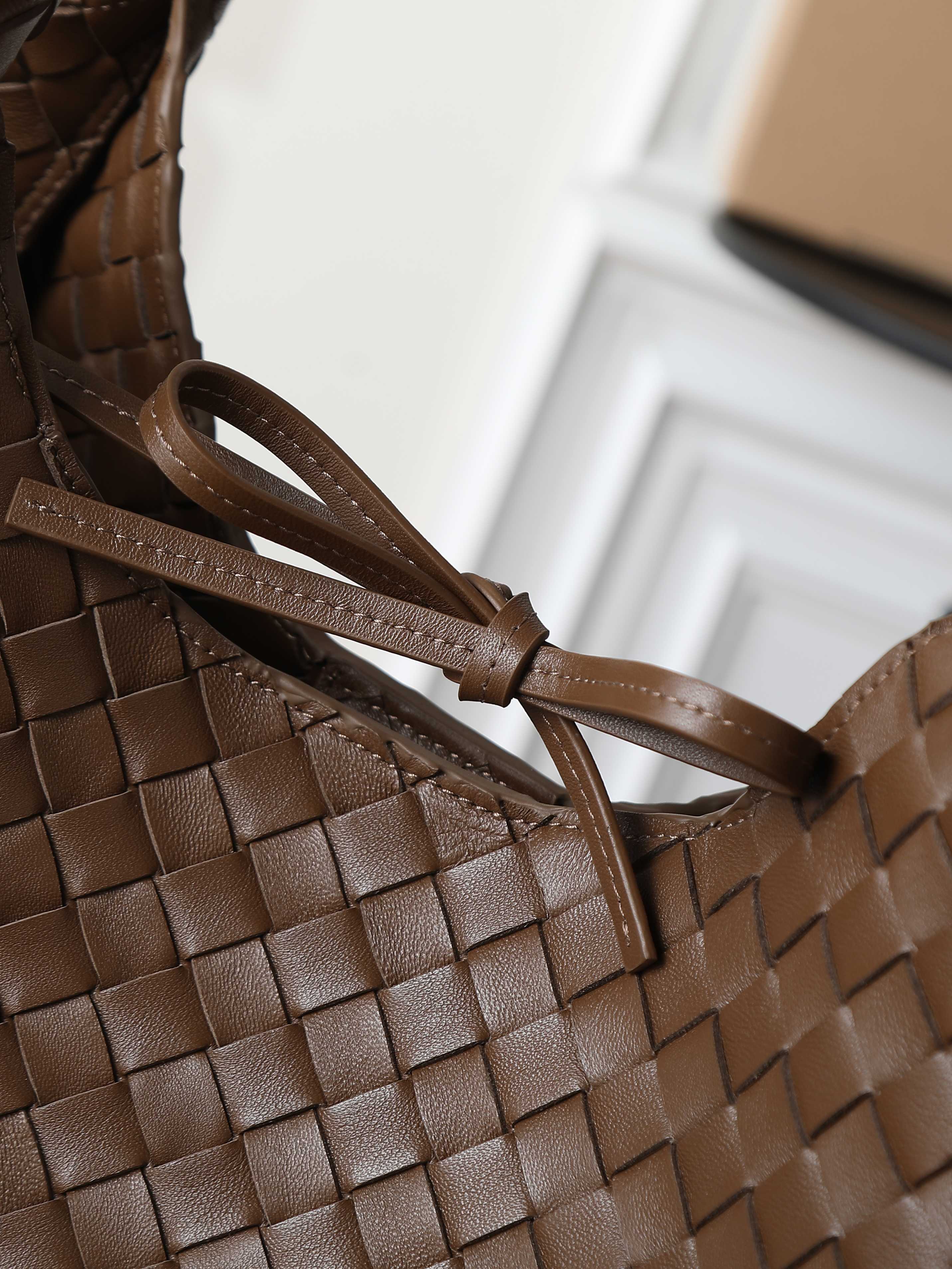 The Campana large size loved by all the stars at the BV26 show🔥 A brand new interpretation that will impress you at first glance💓 ✨Returning to the classic handbag shape, the outline is simple and elegant, without unnecessary decoration. It becomes the visual focus with its exquisite weaving technology. This minimalist and textured design is not only suitable for the smart style of daily commuting, but also can be matched with elegant formal wear. It has strong style compatibility. 👜As for the material, it uses top-grade nappa lambskin. The texture of the leather is delicate and tough. Every woven texture shows the exquisiteness of hand-making. It not only shows the craftsmanship, but also makes the bag more three-dimensional and durable, giving it a full sense of quality.
​Model number: 844250
Size: 39*24*18.5cm photo 9