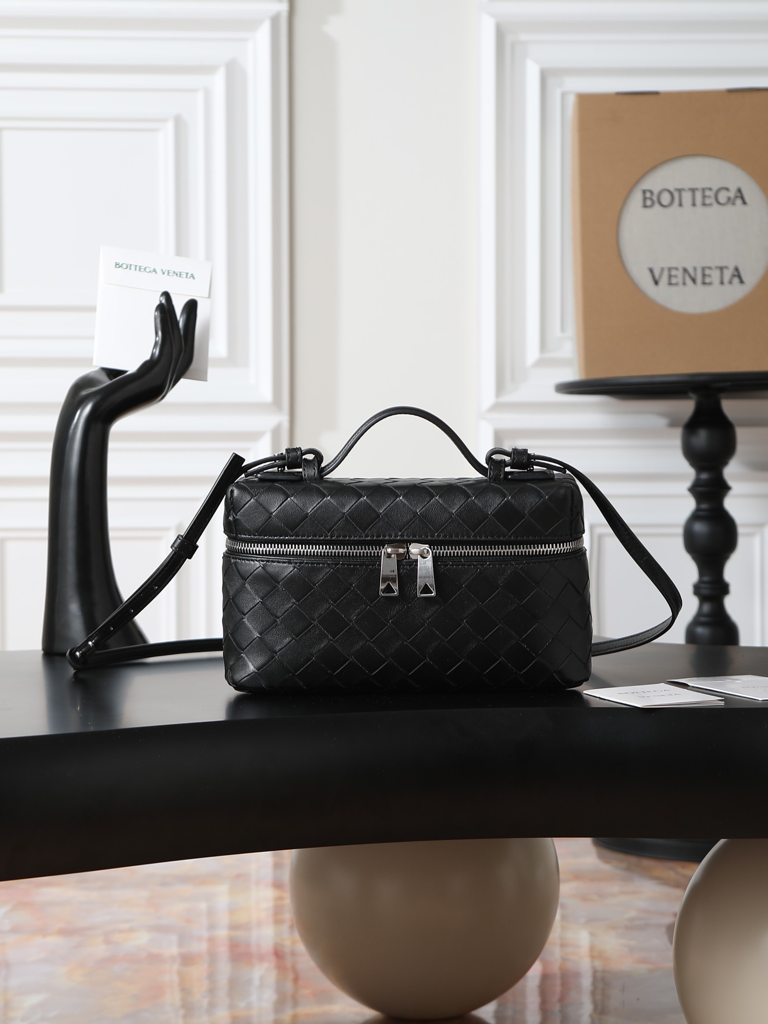 Bottega Veneta has another hit item - cosmetic bag
Still using the brand's most classic intrecciato slender silhouette with two-way zipper closure, the overall style is retro and elegant. The bag is decorated with a top handle and a detachable and adjustable slim shoulder strap, which can be carried by hand or cross-body. The exquisite weaving craftsmanship shows a unique beauty that makes people fall in love at first sight. Come and take it home#
Style number:789109
Size:22*12.5*5
