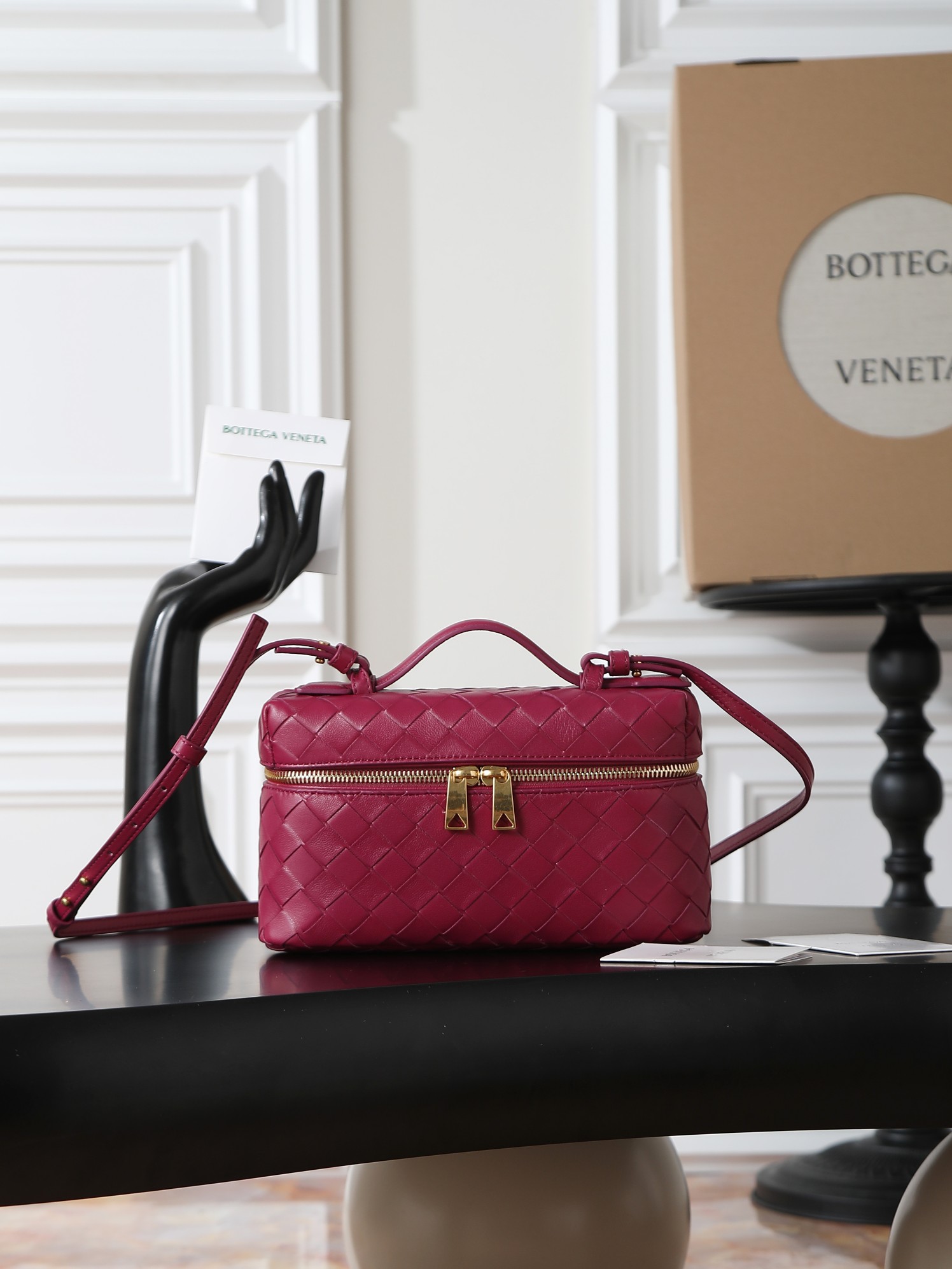 Bottega Veneta has another hit item - cosmetic bag
Still using the brand's most classic intrecciato slender silhouette with two-way zipper closure, the overall style is retro and elegant. The bag is decorated with a top handle and a detachable and adjustable slim shoulder strap, which can be carried by hand or cross-body. The exquisite weaving craftsmanship shows a unique beauty that makes people fall in love at first sight. Come and take it home#
Style number:789109
Size:22*12.5*5