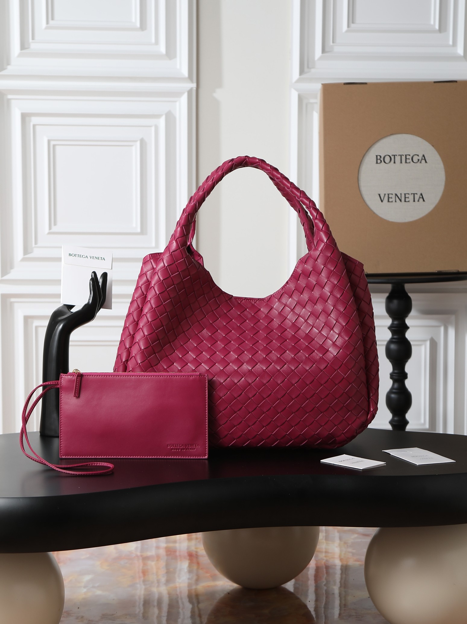 The Campana large size loved by all the stars at the BV26 show🔥 A brand new interpretation that will impress you at first glance💓 ✨Returning to the classic handbag shape, the outline is simple and elegant, without unnecessary decoration. It becomes the visual focus with its exquisite weaving technology. This minimalist and textured design is not only suitable for the smart style of daily commuting, but also can be matched with elegant formal wear. It has strong style compatibility. 👜As for the material, it uses top-grade nappa lambskin. The texture of the leather is delicate and tough. Every woven texture shows the exquisiteness of hand-making. It not only shows the craftsmanship, but also makes the bag more three-dimensional and durable, giving it a full sense of quality.
Model number: 844250
Size: 39*24*18.5cm