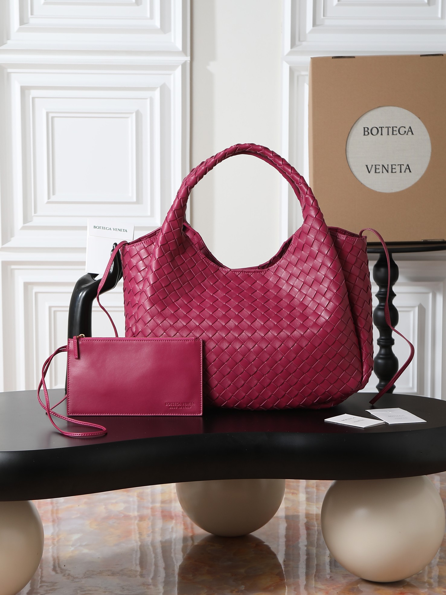 The Campana large size loved by all the stars at the BV26 show🔥 A brand new interpretation that will impress you at first glance💓 ✨Returning to the classic handbag shape, the outline is simple and elegant, without unnecessary decoration. It becomes the visual focus with its exquisite weaving technology. This minimalist and textured design is not only suitable for the smart style of daily commuting, but also can be matched with elegant formal wear. It has strong style compatibility. 👜As for the material, it uses top-grade nappa lambskin. The texture of the leather is delicate and tough. Every woven texture shows the exquisiteness of hand-making. It not only shows the craftsmanship, but also makes the bag more three-dimensional and durable, giving it a full sense of quality.
​Model number: 844250
Size: 39*24*18.5cm photo 2