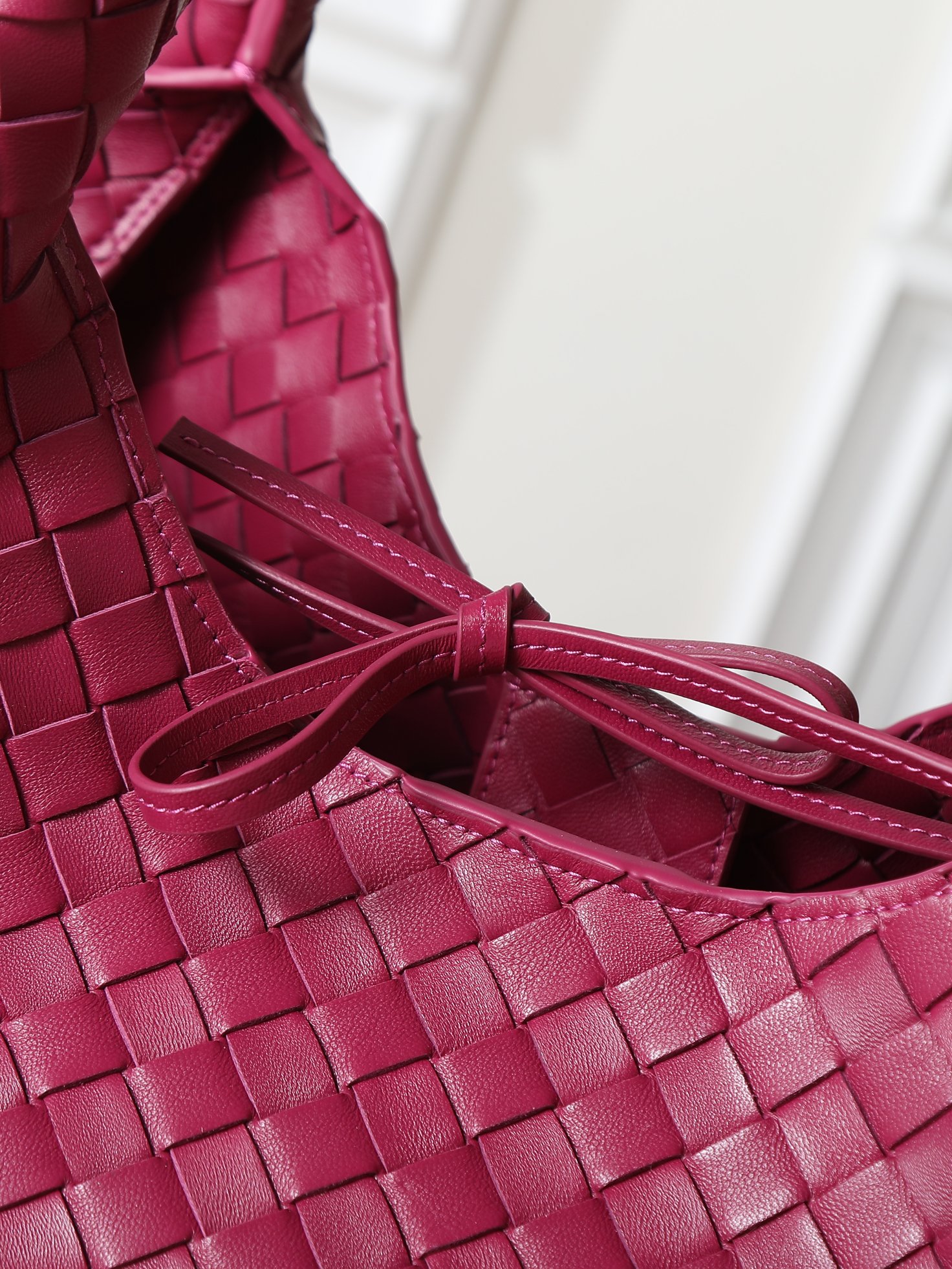 The Campana large size loved by all the stars at the BV26 show🔥 A brand new interpretation that will impress you at first glance💓 ✨Returning to the classic handbag shape, the outline is simple and elegant, without unnecessary decoration. It becomes the visual focus with its exquisite weaving technology. This minimalist and textured design is not only suitable for the smart style of daily commuting, but also can be matched with elegant formal wear. It has strong style compatibility. 👜As for the material, it uses top-grade nappa lambskin. The texture of the leather is delicate and tough. Every woven texture shows the exquisiteness of hand-making. It not only shows the craftsmanship, but also makes the bag more three-dimensional and durable, giving it a full sense of quality.
​Model number: 844250
Size: 39*24*18.5cm photo 3