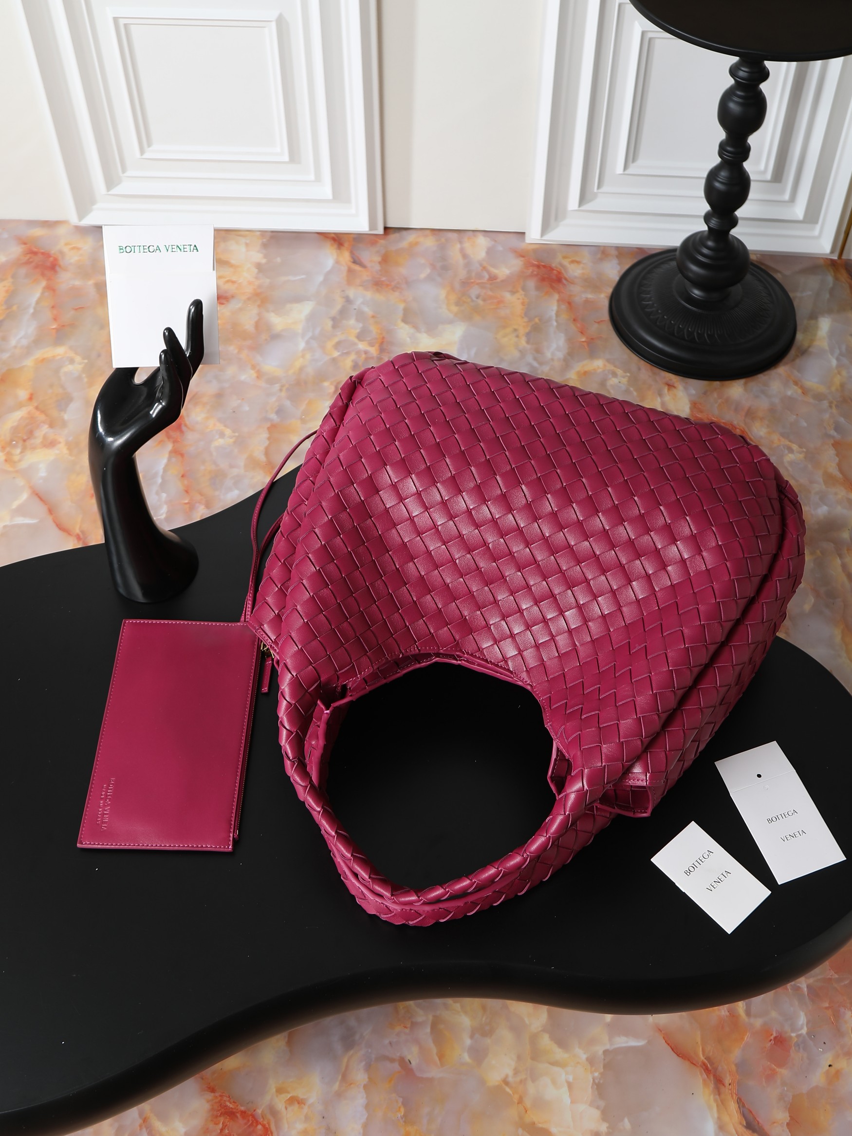 The Campana large size loved by all the stars at the BV26 show🔥 A brand new interpretation that will impress you at first glance💓 ✨Returning to the classic handbag shape, the outline is simple and elegant, without unnecessary decoration. It becomes the visual focus with its exquisite weaving technology. This minimalist and textured design is not only suitable for the smart style of daily commuting, but also can be matched with elegant formal wear. It has strong style compatibility. 👜As for the material, it uses top-grade nappa lambskin. The texture of the leather is delicate and tough. Every woven texture shows the exquisiteness of hand-making. It not only shows the craftsmanship, but also makes the bag more three-dimensional and durable, giving it a full sense of quality.
​Model number: 844250
Size: 39*24*18.5cm photo 4