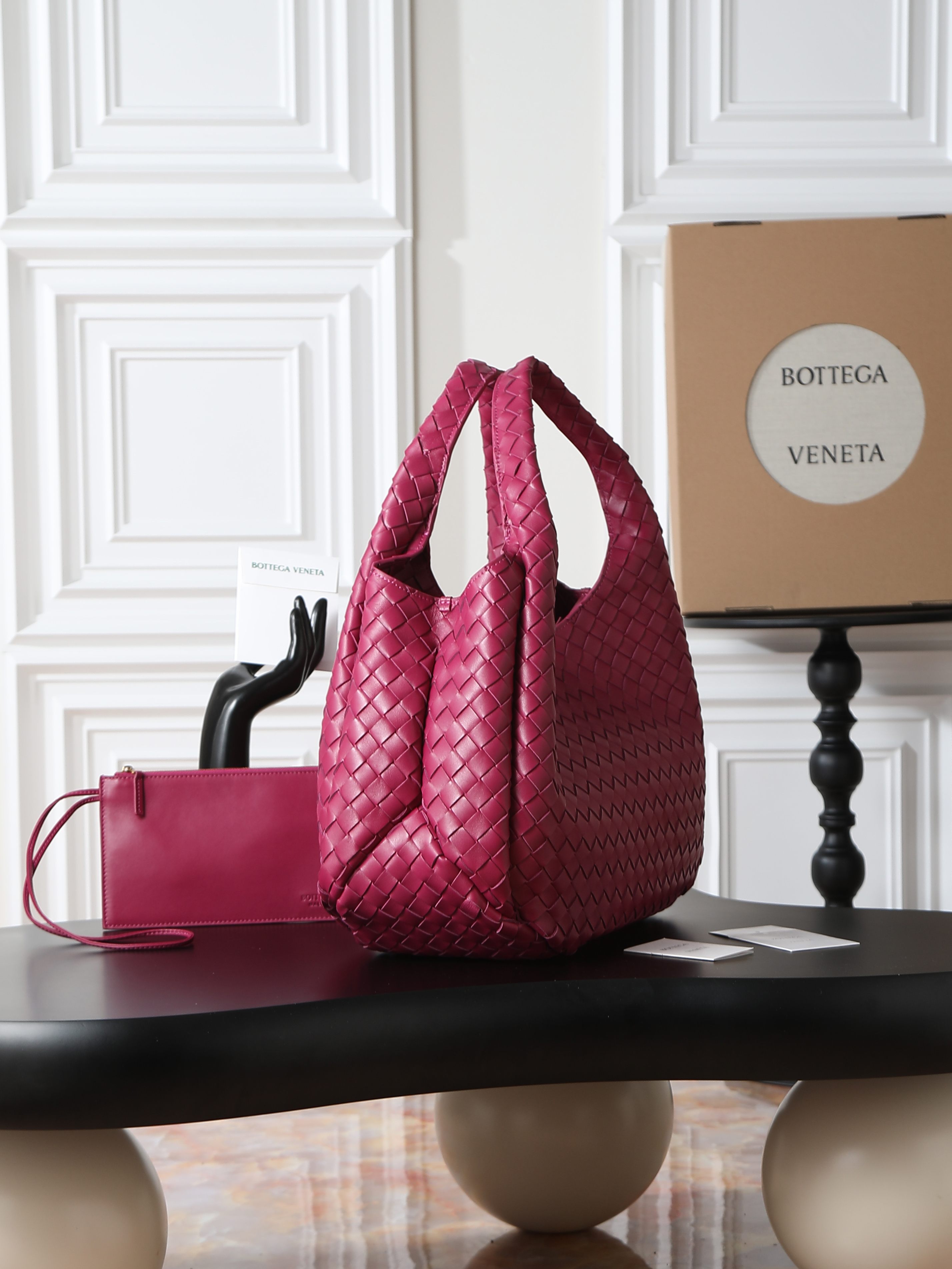 The Campana large size loved by all the stars at the BV26 show🔥 A brand new interpretation that will impress you at first glance💓 ✨Returning to the classic handbag shape, the outline is simple and elegant, without unnecessary decoration. It becomes the visual focus with its exquisite weaving technology. This minimalist and textured design is not only suitable for the smart style of daily commuting, but also can be matched with elegant formal wear. It has strong style compatibility. 👜As for the material, it uses top-grade nappa lambskin. The texture of the leather is delicate and tough. Every woven texture shows the exquisiteness of hand-making. It not only shows the craftsmanship, but also makes the bag more three-dimensional and durable, giving it a full sense of quality.
​Model number: 844250
Size: 39*24*18.5cm photo 5