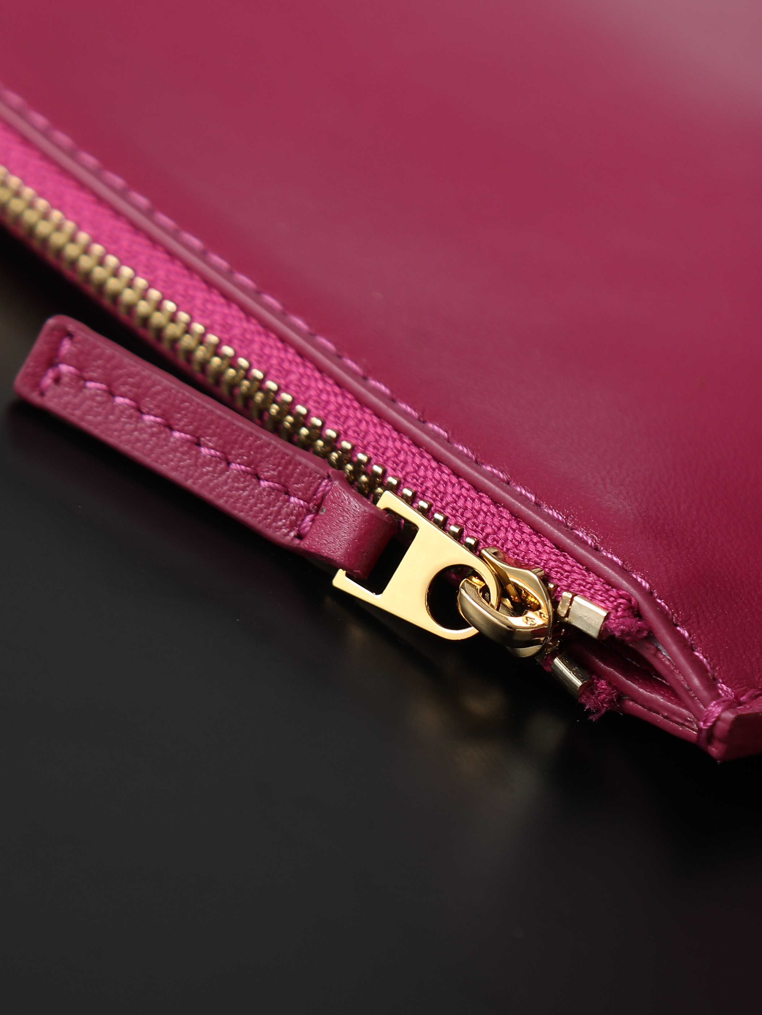 The Campana large size loved by all the stars at the BV26 show🔥 A brand new interpretation that will impress you at first glance💓 ✨Returning to the classic handbag shape, the outline is simple and elegant, without unnecessary decoration. It becomes the visual focus with its exquisite weaving technology. This minimalist and textured design is not only suitable for the smart style of daily commuting, but also can be matched with elegant formal wear. It has strong style compatibility. 👜As for the material, it uses top-grade nappa lambskin. The texture of the leather is delicate and tough. Every woven texture shows the exquisiteness of hand-making. It not only shows the craftsmanship, but also makes the bag more three-dimensional and durable, giving it a full sense of quality.
​Model number: 844250
Size: 39*24*18.5cm photo 6