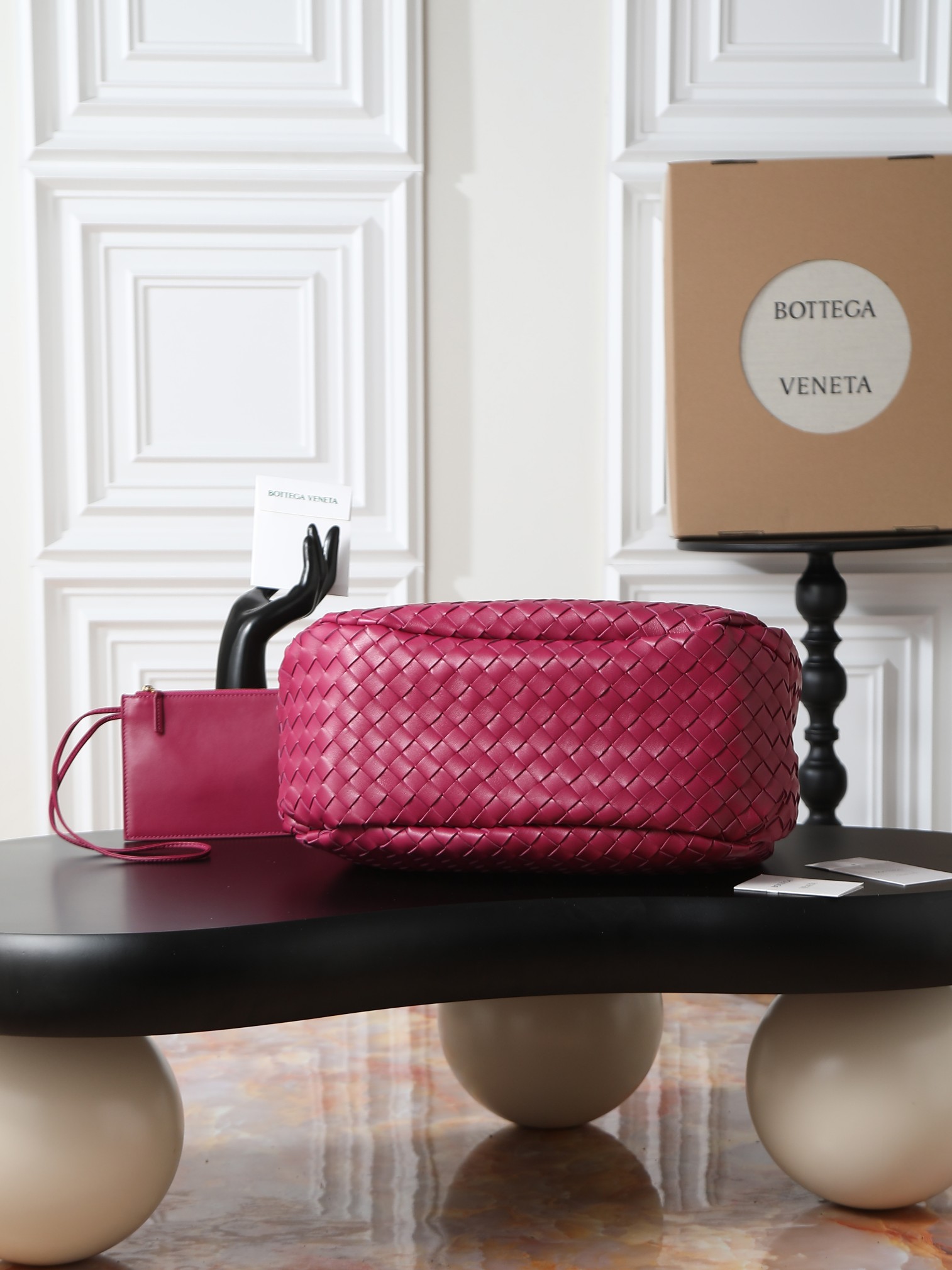 The Campana large size loved by all the stars at the BV26 show🔥 A brand new interpretation that will impress you at first glance💓 ✨Returning to the classic handbag shape, the outline is simple and elegant, without unnecessary decoration. It becomes the visual focus with its exquisite weaving technology. This minimalist and textured design is not only suitable for the smart style of daily commuting, but also can be matched with elegant formal wear. It has strong style compatibility. 👜As for the material, it uses top-grade nappa lambskin. The texture of the leather is delicate and tough. Every woven texture shows the exquisiteness of hand-making. It not only shows the craftsmanship, but also makes the bag more three-dimensional and durable, giving it a full sense of quality.
​Model number: 844250
Size: 39*24*18.5cm photo 7