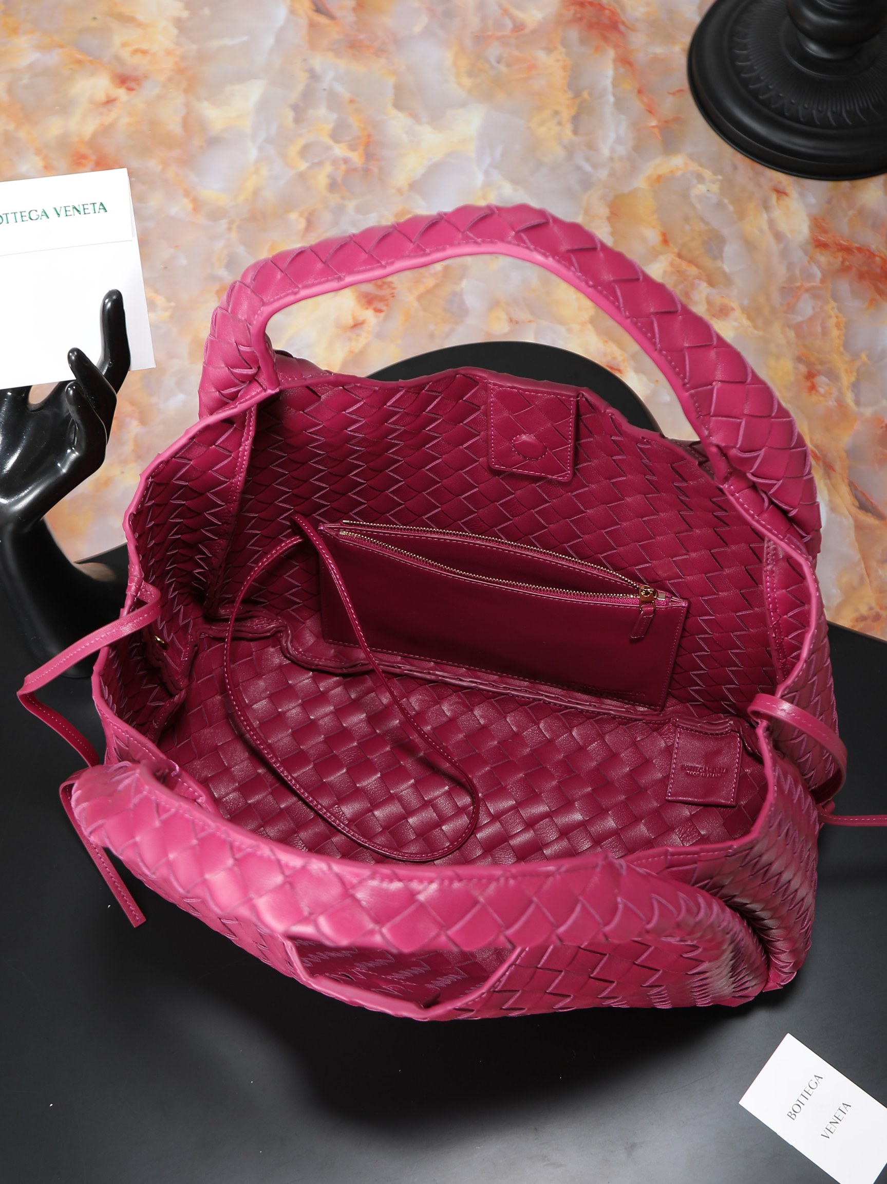 The Campana large size loved by all the stars at the BV26 show🔥 A brand new interpretation that will impress you at first glance💓 ✨Returning to the classic handbag shape, the outline is simple and elegant, without unnecessary decoration. It becomes the visual focus with its exquisite weaving technology. This minimalist and textured design is not only suitable for the smart style of daily commuting, but also can be matched with elegant formal wear. It has strong style compatibility. 👜As for the material, it uses top-grade nappa lambskin. The texture of the leather is delicate and tough. Every woven texture shows the exquisiteness of hand-making. It not only shows the craftsmanship, but also makes the bag more three-dimensional and durable, giving it a full sense of quality.
​Model number: 844250
Size: 39*24*18.5cm photo 8