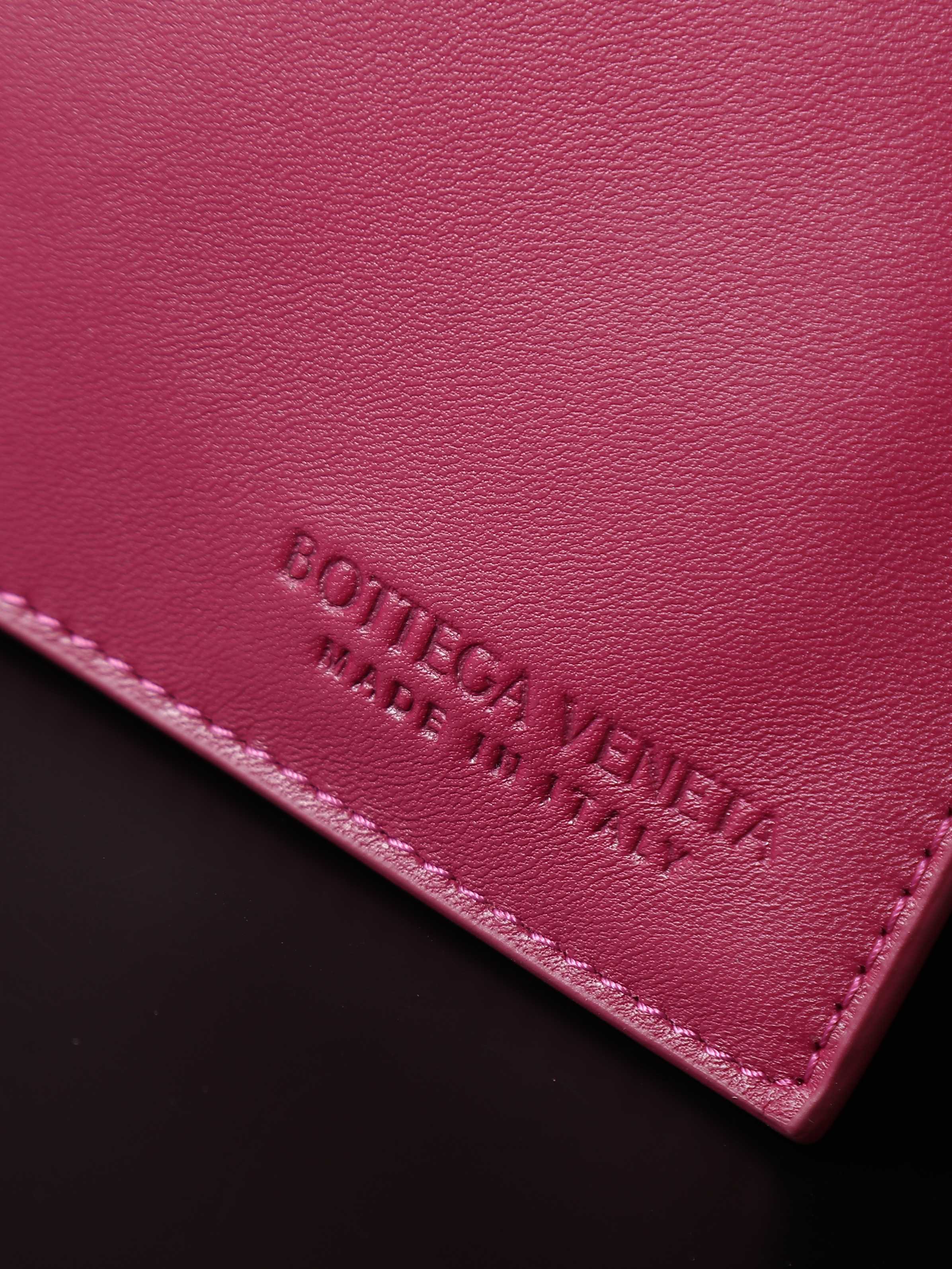The Campana large size loved by all the stars at the BV26 show🔥 A brand new interpretation that will impress you at first glance💓 ✨Returning to the classic handbag shape, the outline is simple and elegant, without unnecessary decoration. It becomes the visual focus with its exquisite weaving technology. This minimalist and textured design is not only suitable for the smart style of daily commuting, but also can be matched with elegant formal wear. It has strong style compatibility. 👜As for the material, it uses top-grade nappa lambskin. The texture of the leather is delicate and tough. Every woven texture shows the exquisiteness of hand-making. It not only shows the craftsmanship, but also makes the bag more three-dimensional and durable, giving it a full sense of quality.
​Model number: 844250
Size: 39*24*18.5cm photo 9