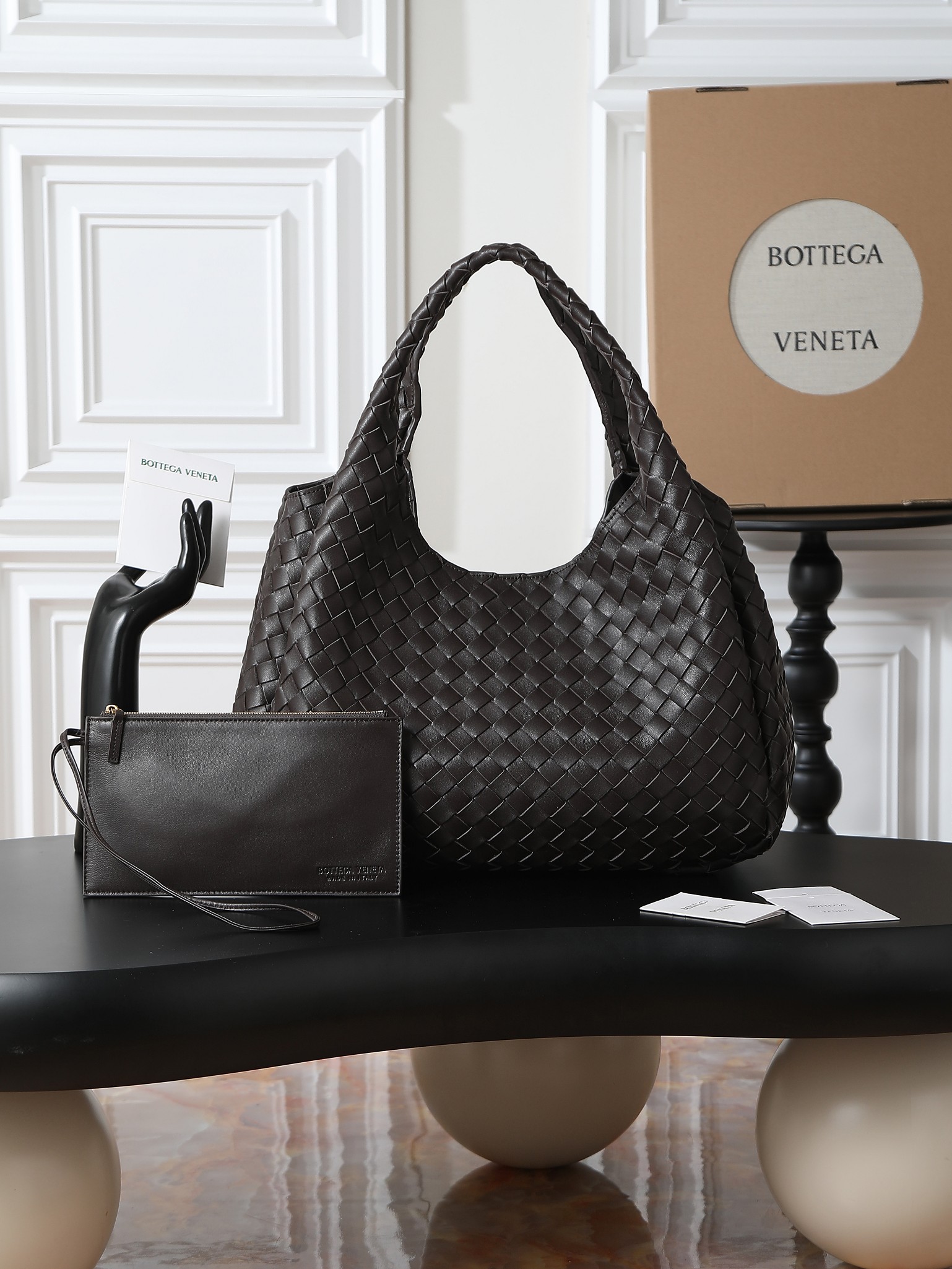 The Campana large size loved by all the stars at the BV26 show🔥 A brand new interpretation that will impress you at first glance💓 ✨Returning to the classic handbag shape, the outline is simple and elegant, without unnecessary decoration. It becomes the visual focus with its exquisite weaving technology. This minimalist and textured design is not only suitable for the smart style of daily commuting, but also can be matched with elegant formal wear. It has strong style compatibility. 👜As for the material, it uses top-grade nappa lambskin. The texture of the leather is delicate and tough. Every woven texture shows the exquisiteness of hand-making. It not only shows the craftsmanship, but also makes the bag more three-dimensional and durable, giving it a full sense of quality.
Model number: 844250
Size: 39*24*18.5cm