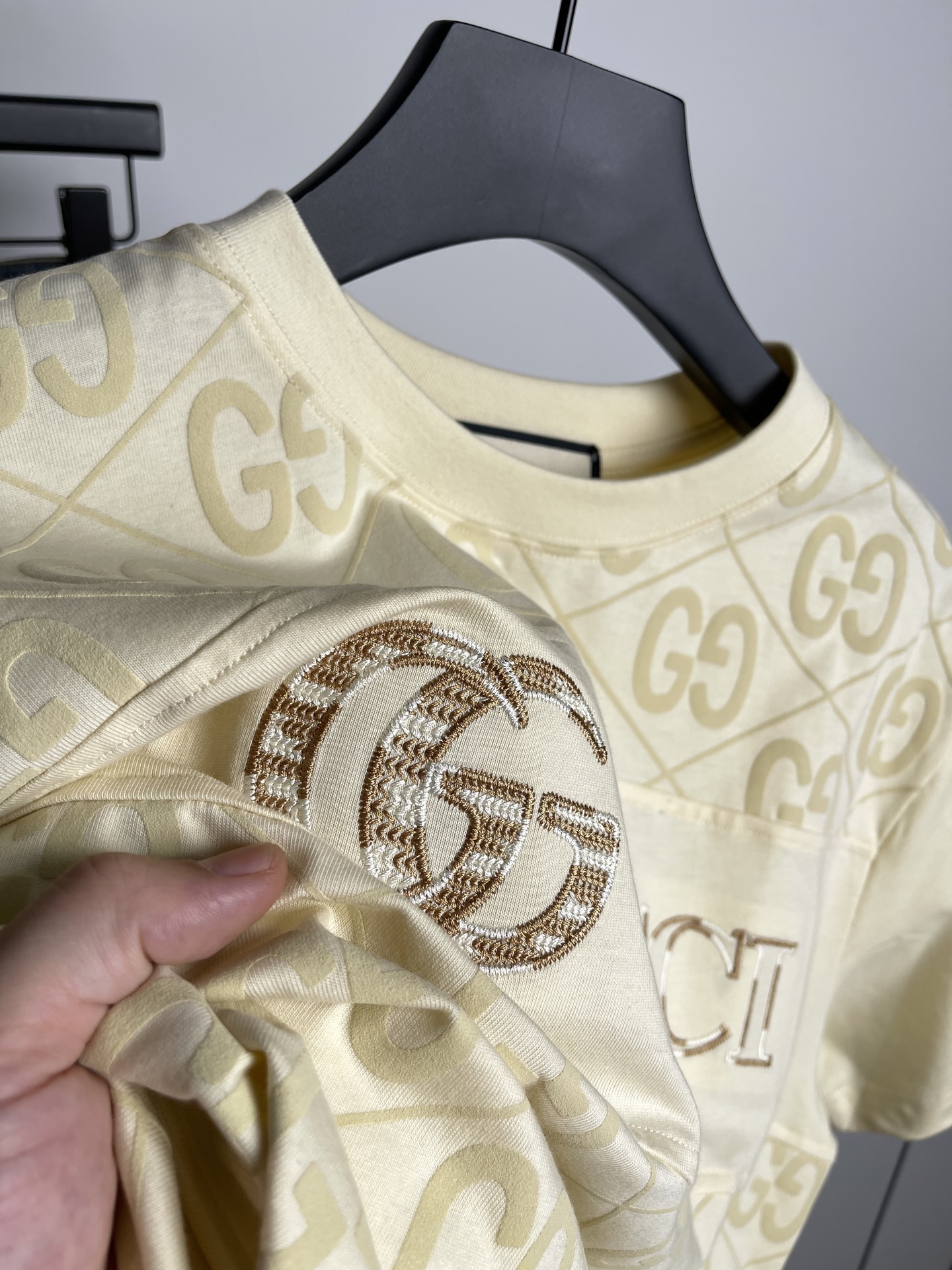 Gucci2026春夏新品短袖T恤，原版印花刺绣字母Logo，三标齐 帅气时尚，简约百搭款。纯棉面料.穿
