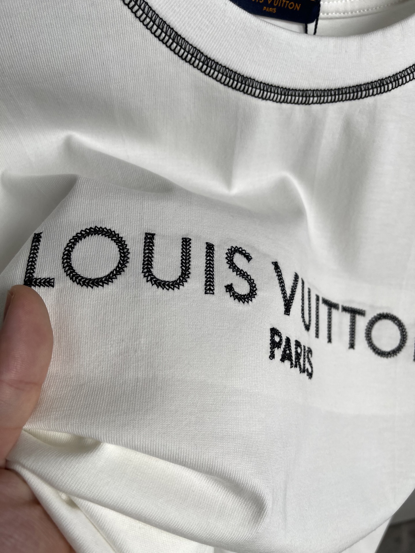 Lv2026春夏新品短袖T恤，原版印花刺绣字母Logo，三标齐 帅气时尚，简约百搭款。纯棉面料.穿着透气