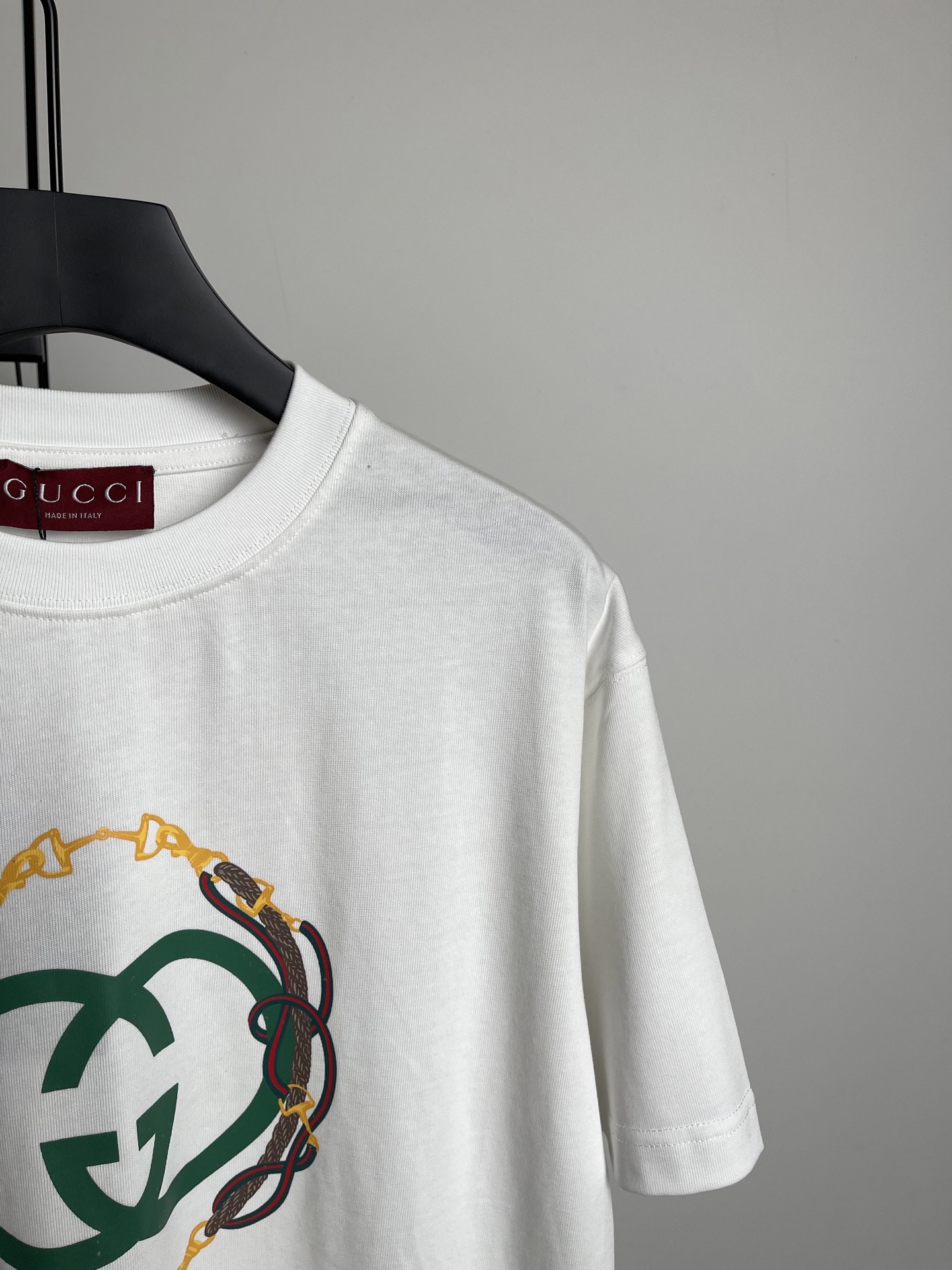 Gucci2026春夏新品短袖T恤，原版印花.三标齐 ！简约百搭款。高克纯棉面料.穿着透气舒适！黑灰两色