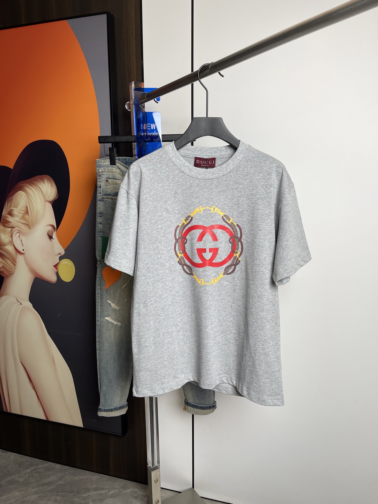 Gucci2026春夏新品短袖T恤，原版印花.三标齐 ！简约百搭款。高克纯棉面料.穿着透气舒适！黑灰两色
