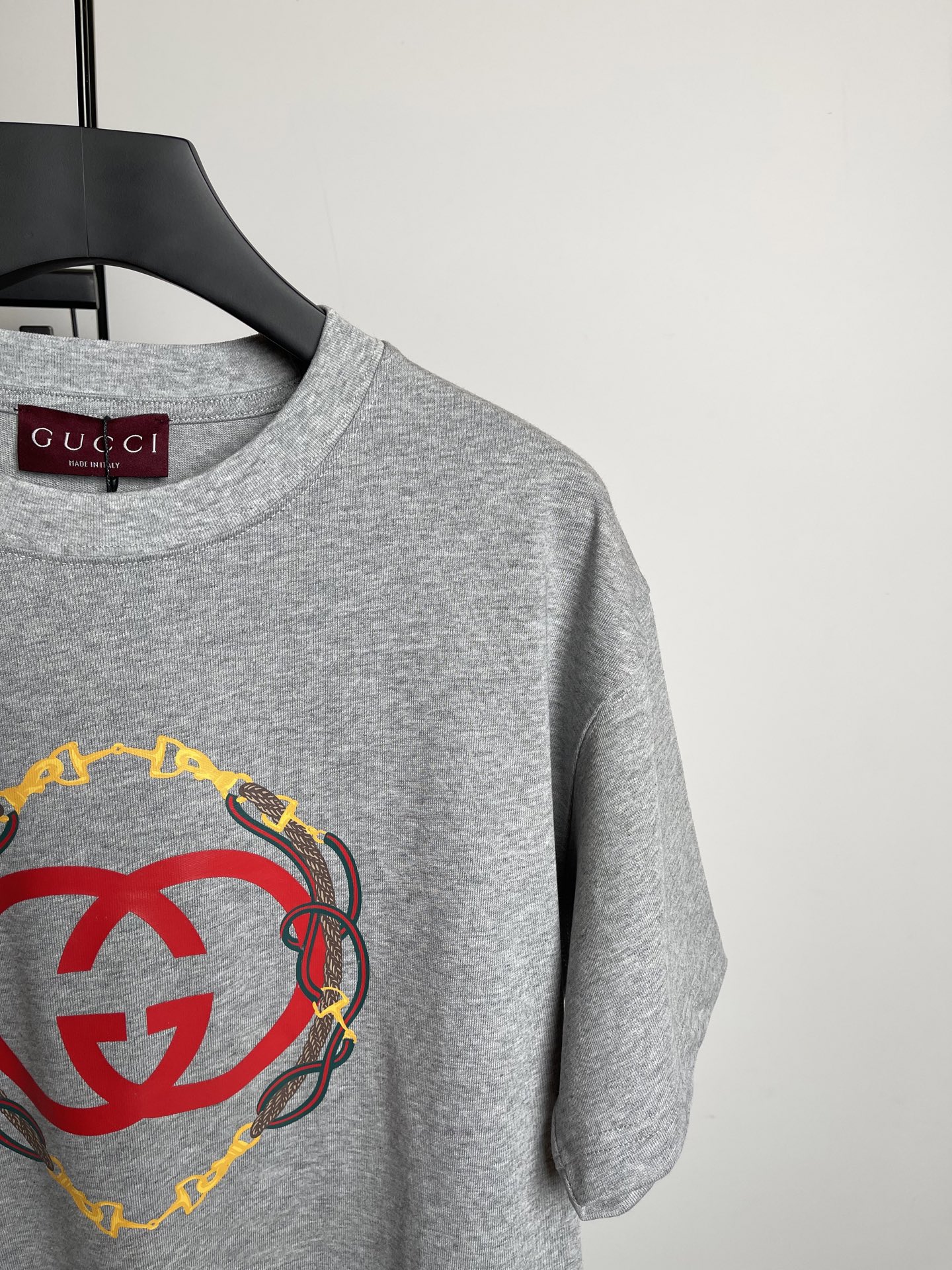 Gucci2026春夏新品短袖T恤，原版印花.三标齐 ！简约百搭款。高克纯棉面料.穿着透气舒适！黑灰两色