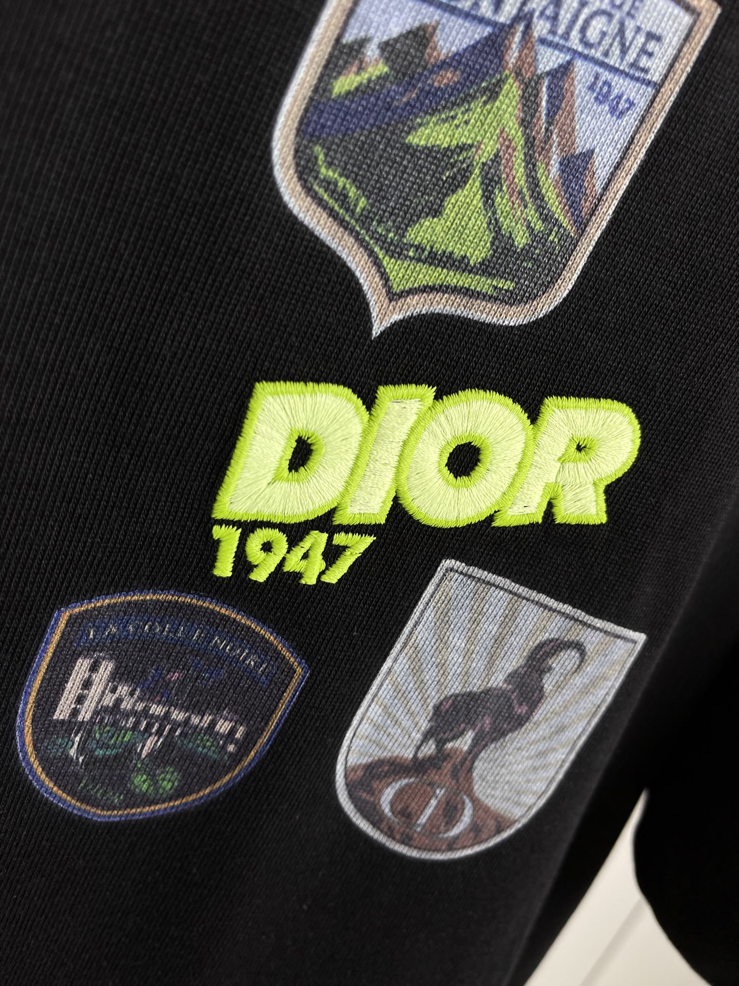 Dior2026春夏新品短袖T恤，原版印花刺绣.三标齐 ！简约百搭款。高克纯棉面料.穿着透气舒适！黑白两