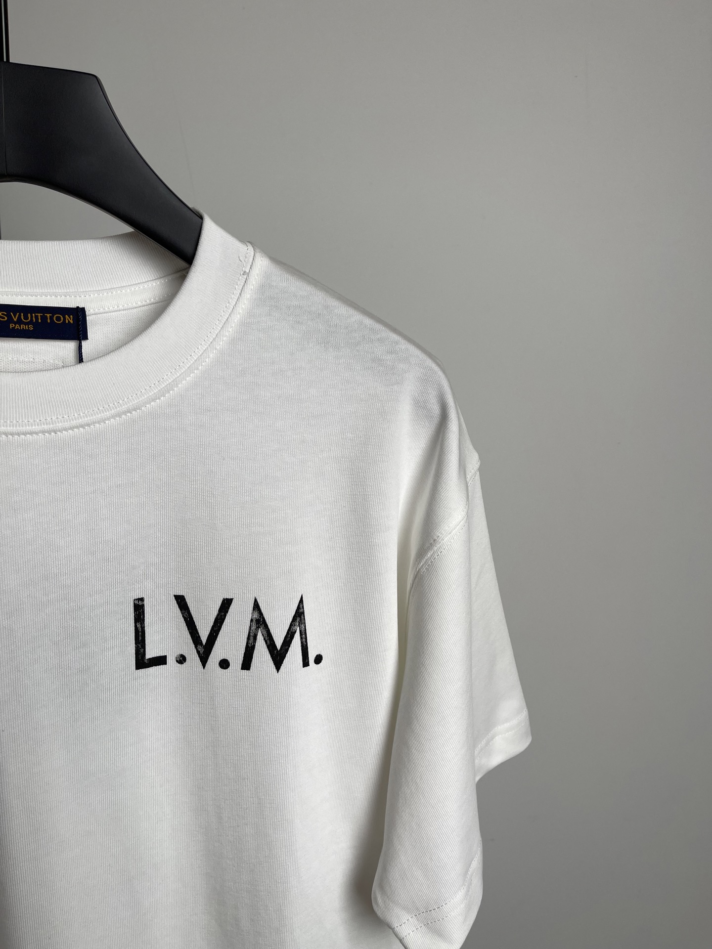 Lv2026春夏新品短袖T恤，原版印花刺绣.三标齐 ！简约百搭款。高克纯棉面料.穿着透气舒适！白色 宽松