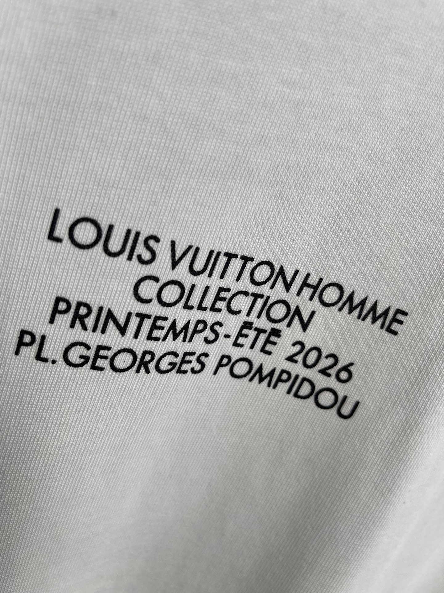 Lv2026春夏新品短袖T恤，原版印花刺绣.三标齐 ！简约百搭款。高克纯棉面料.穿着透气舒适！白色 宽松