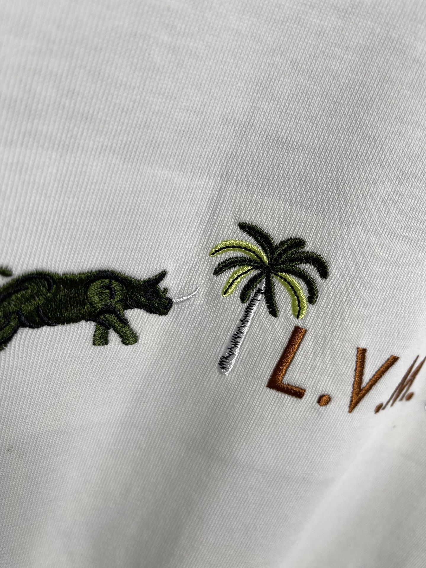 Lv2026春夏新品短袖T恤，原版印花刺绣.三标齐 ！简约百搭款。高克纯棉面料.穿着透气舒适！黑白两色 