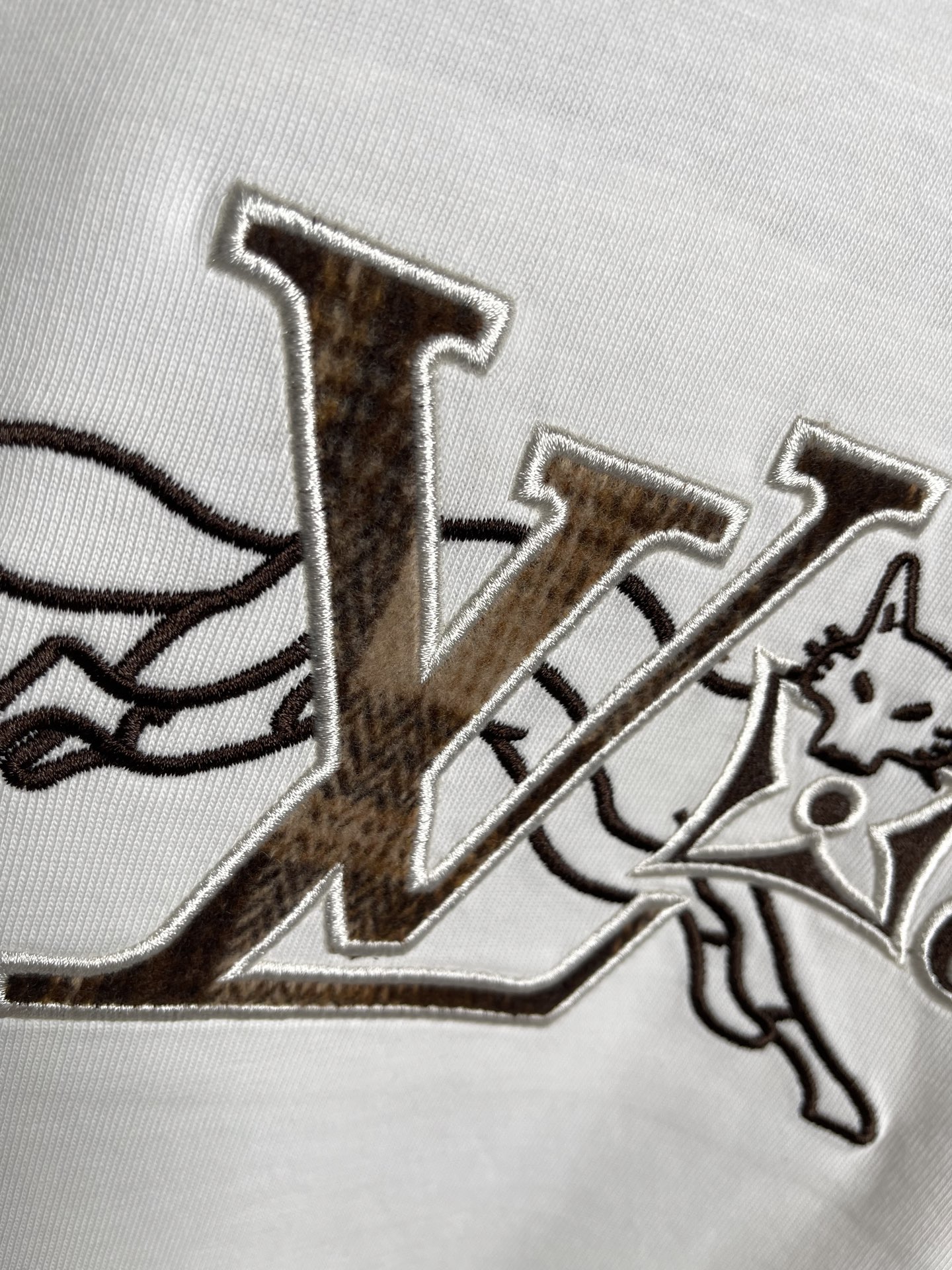 Lv2026春夏新品短袖T恤，原版印花刺绣.三标齐 ！简约百搭款。高克纯棉面料.穿着透气舒适！黑白两色 
