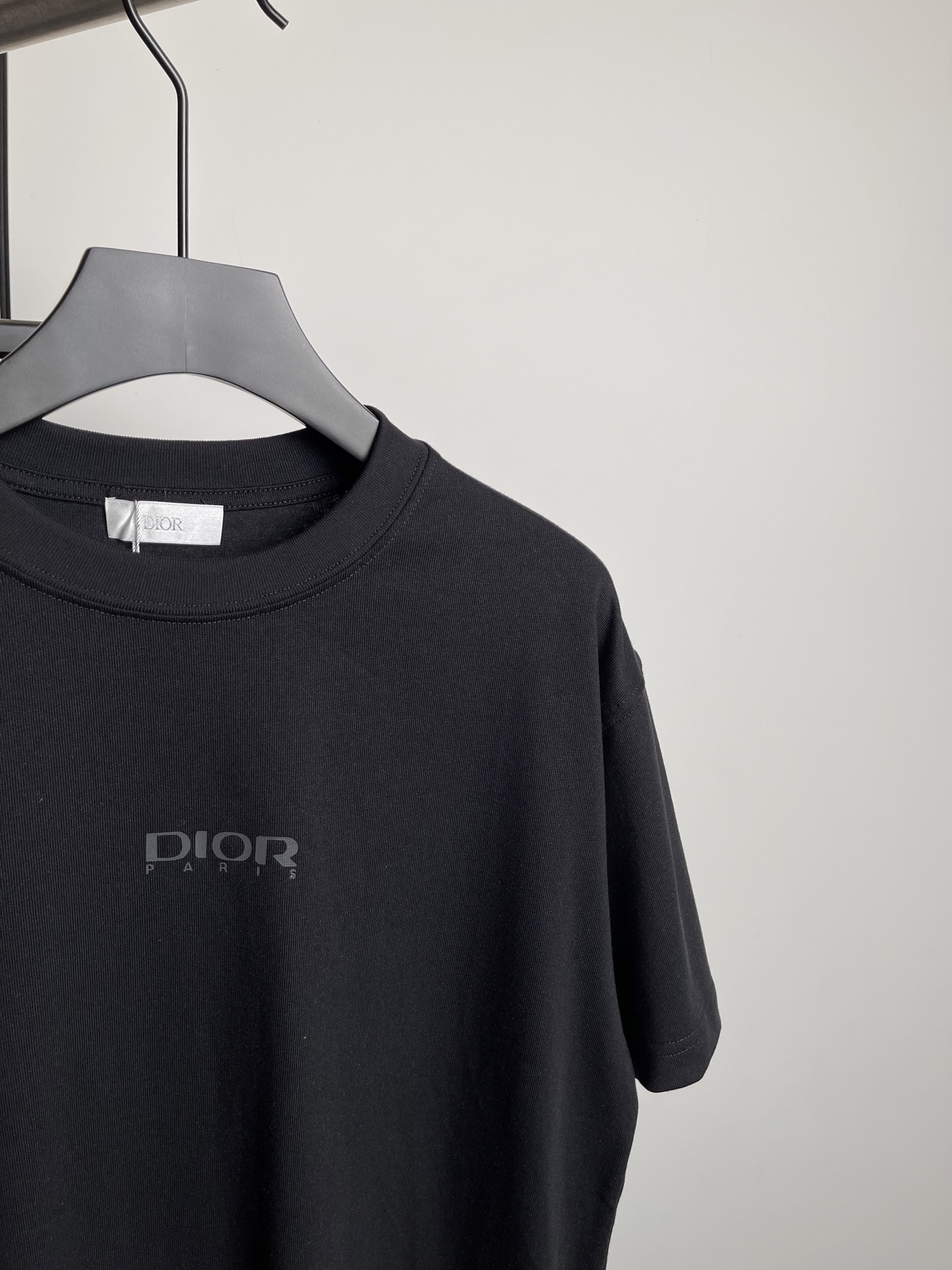Dior2026春夏新品短袖T恤，原版印花刺绣.三标齐 ！简约百搭款。高克纯棉面料.穿着透气舒适！黑白两