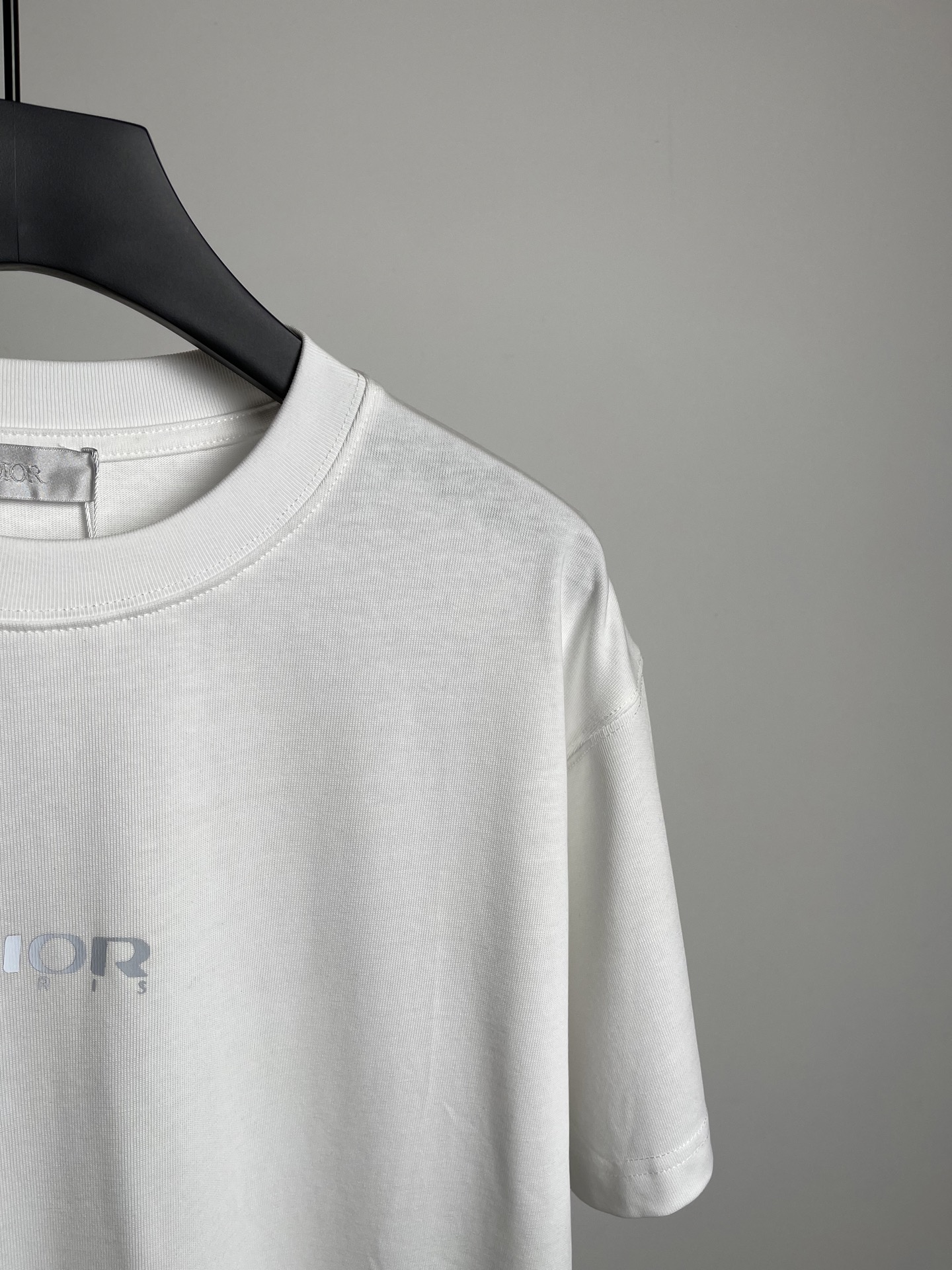 Dior2026春夏新品短袖T恤，原版印花刺绣.三标齐 ！简约百搭款。高克纯棉面料.穿着透气舒适！黑白两