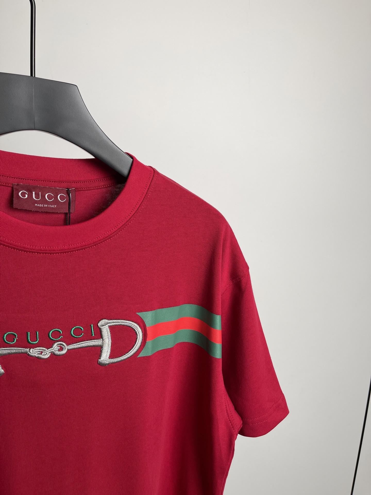 Gucci2026春夏新品短袖T恤，原版印花刺绣.三标齐 ！简约百搭款。高克纯棉面料.穿着透气舒适！白红