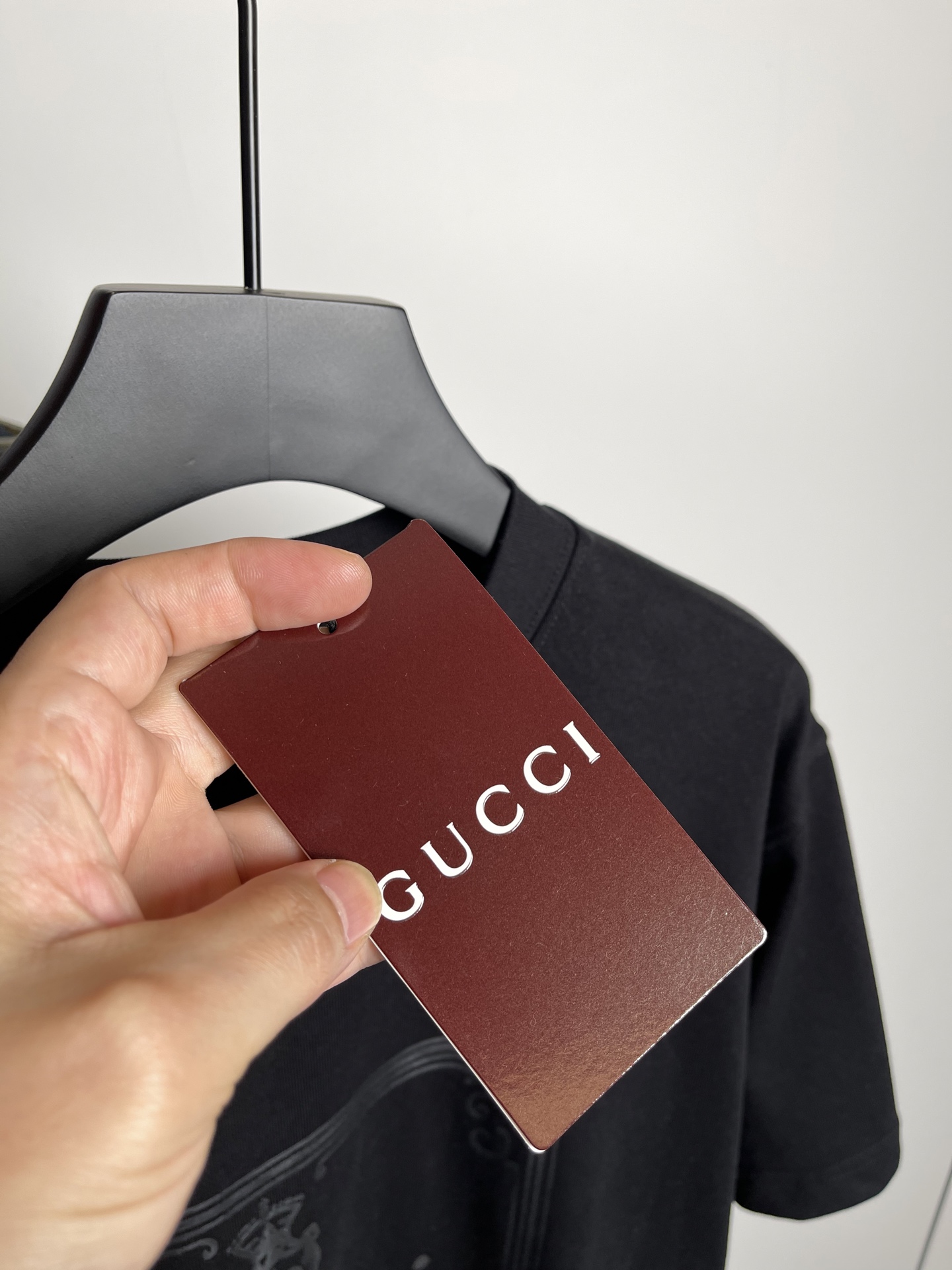 Gucci2026春夏新品短袖T恤，原版印花刺绣.三标齐 ！简约百搭款。高克纯棉面料.穿着透气舒适！黑白