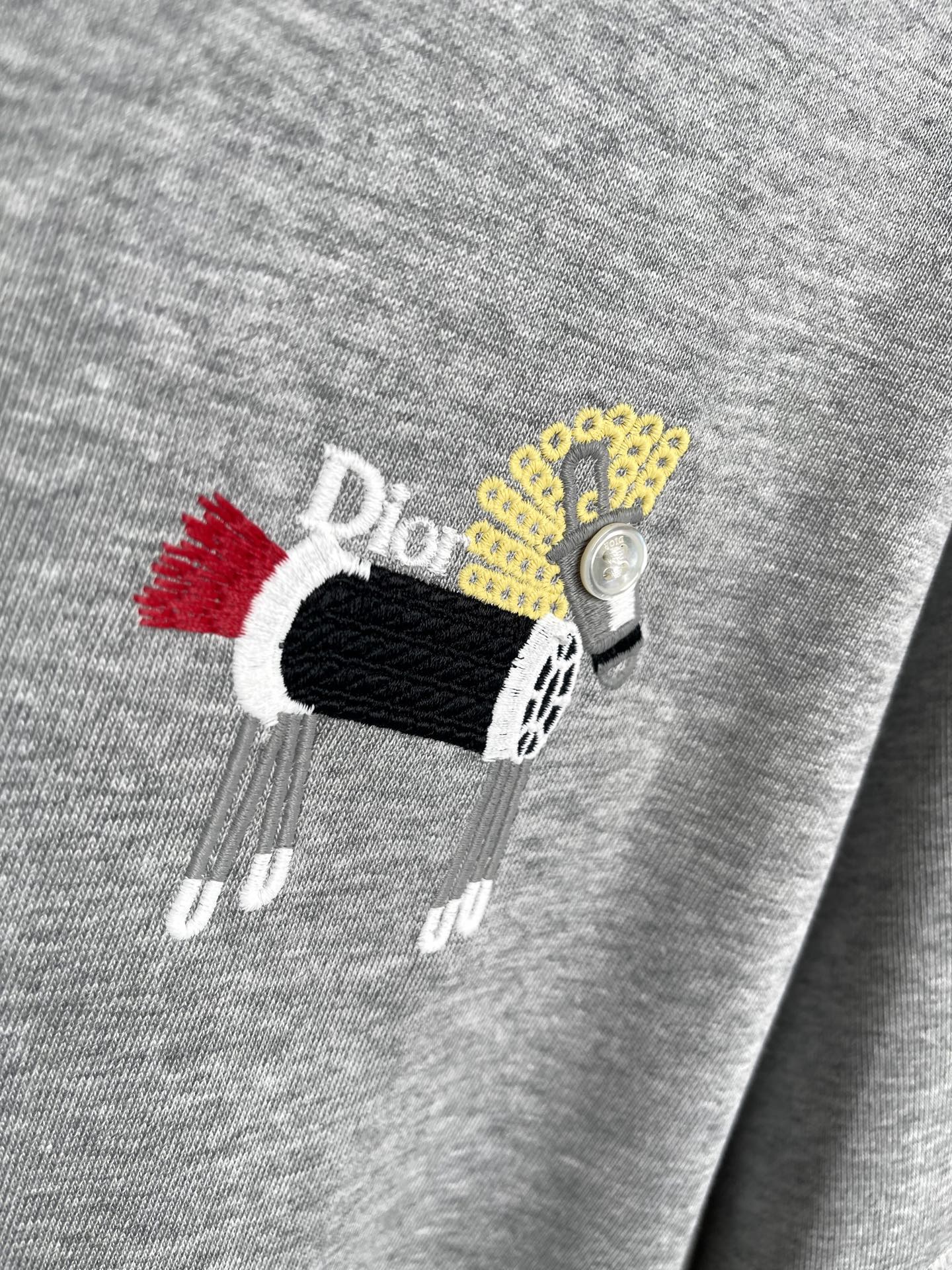 Dior2026春夏新品短袖T恤，原版印花刺绣.三标齐 ！简约百搭款。高克纯棉面料.穿着透气舒适！黑白灰