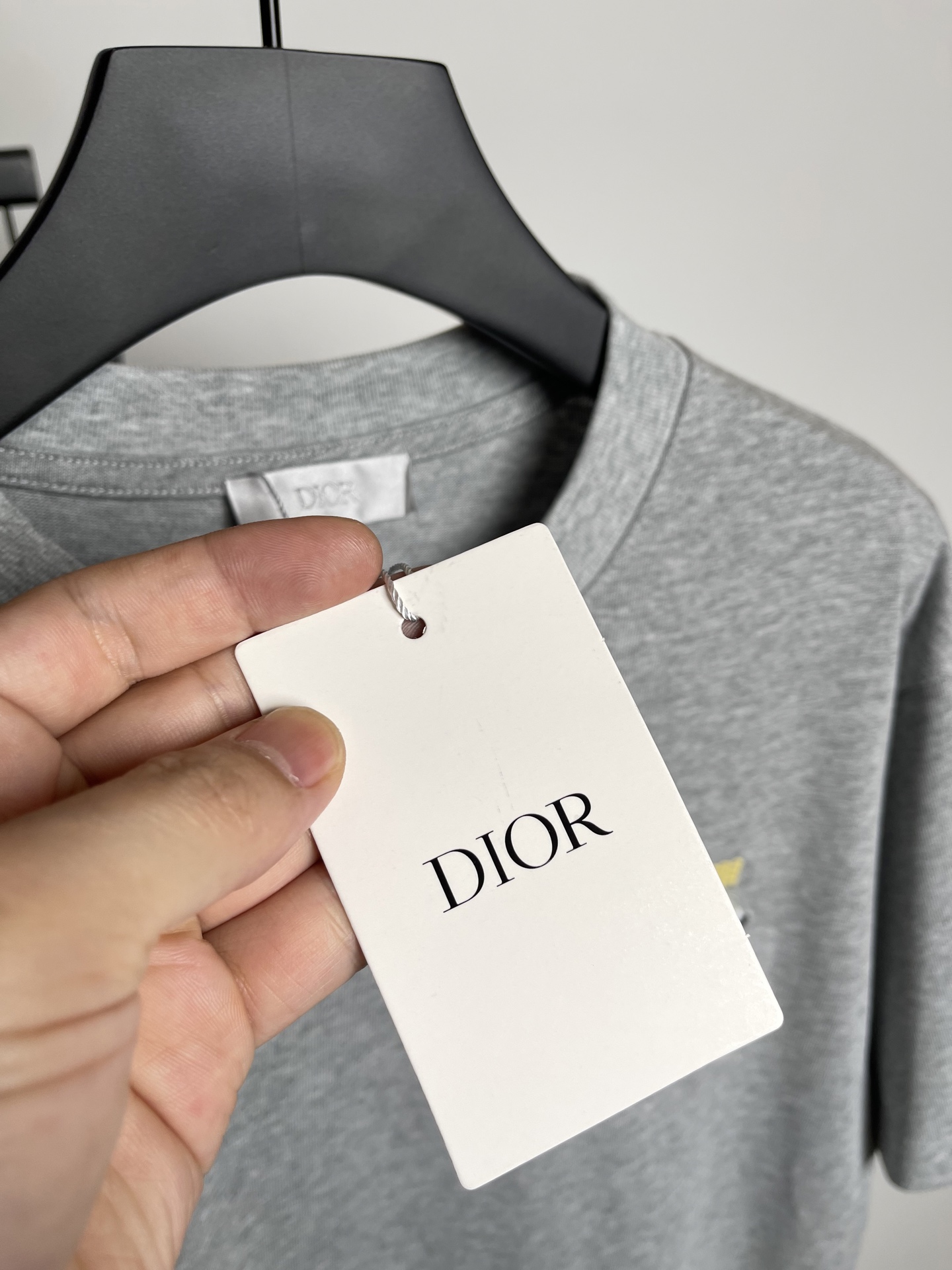 Dior2026春夏新品短袖T恤，原版印花刺绣.三标齐 ！简约百搭款。高克纯棉面料.穿着透气舒适！黑白灰