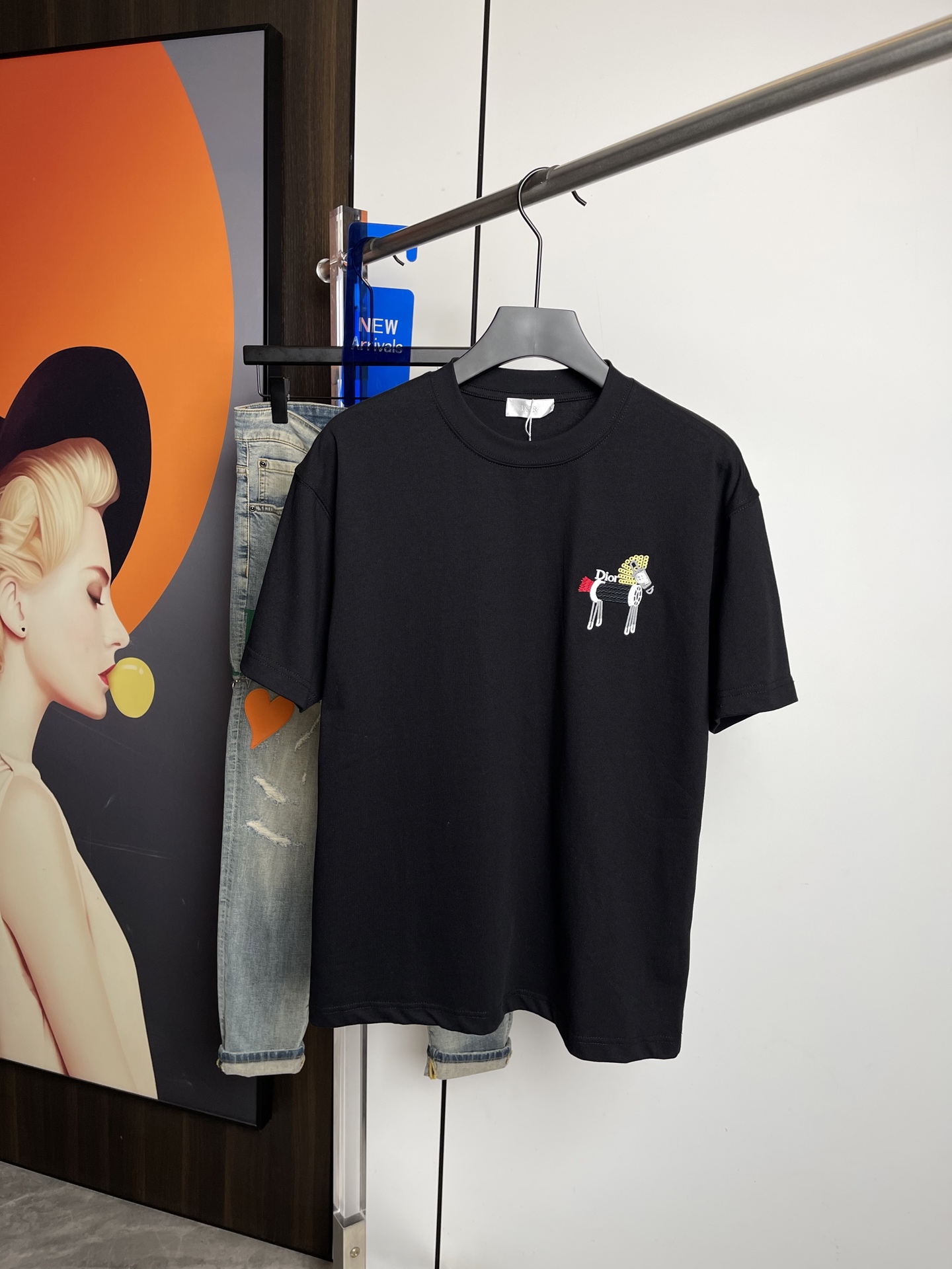 Dior2026春夏新品短袖T恤，原版印花刺绣.三标齐 ！简约百搭款。高克纯棉面料.穿着透气舒适！黑白灰