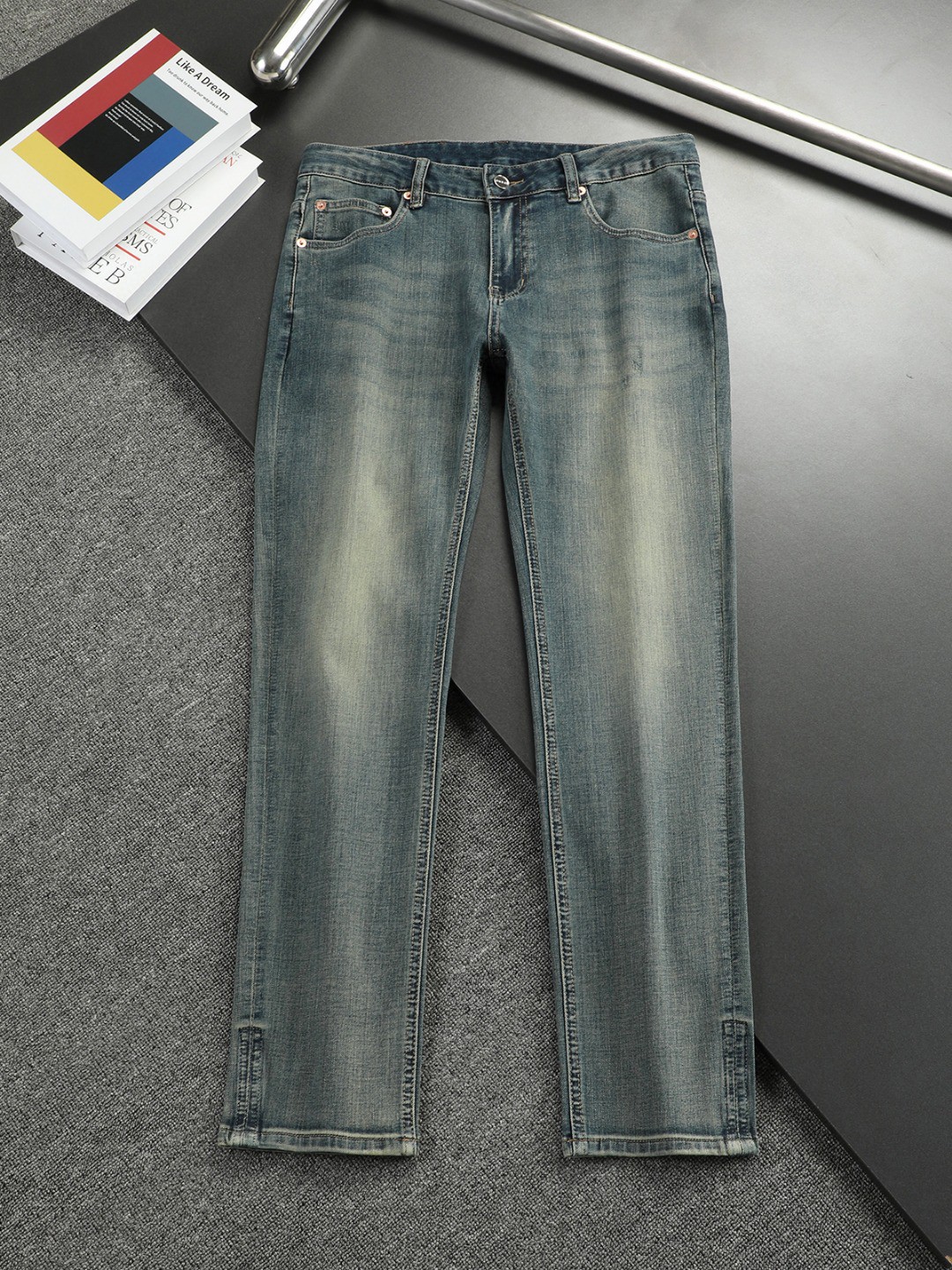 NO:784400,The main recommendation is G*cci. Gucci exclusively sells new men's slim fit jeans for early autumn. The official website is synchronized with simple and fashionable. Popular models. High version. High-end customization. Original goods with embroidered logo pattern on the back pocket. Imported denim washed denim pure cotton fabric. Original accessories. Fine workmanship. Cool and energetic. Soft and delicate. Comfortable and breathable. Commuting style. Very high matching rate. Extremely durable. Counter quality. Super handsome upper body. Stylish size.  29-38 (elastic) No. 35 37, Gucci-clothing, gucci, jeans,19860909主推 G*cci 古齐独家专供早秋新款男士修身小脚牛仔裤 官网同步简洁时尚 爆款 高版本 高端定制 原单狠货后裤袋刺绣logo图案 进口丹宁水洗牛仔纯棉面料 原版辅料 做工精细 酷劲活力十足 柔软细腻 舒适透气 通勤款 搭配率极高 耐穿率爆表 专柜品质 上身超帅气 有型 码数 29-38（有弹力)没35 37,古驰-服装,gucci,jeans,,Women's clothing
