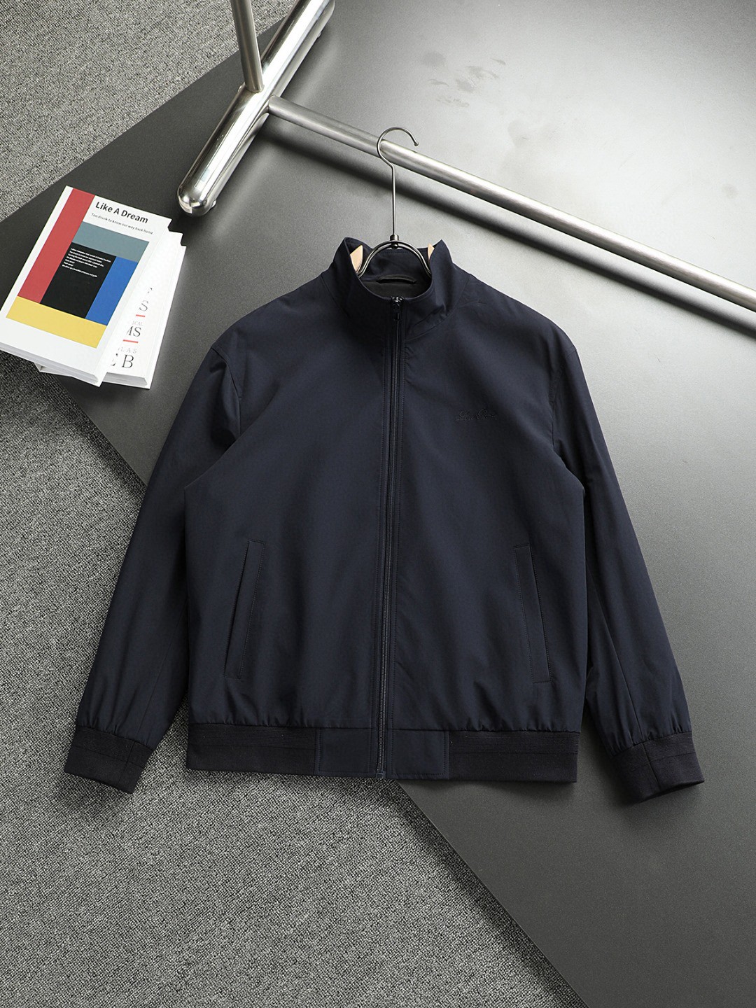 NO:474921,Lp autumn classic jacket, urban fashionable casual style!  The fabric is super soft fabric, cool and popular thin jacket. It is a fashionable and urban versatile style. It is a must-have artifact in summer. Quick drying clothes. It is quickly dehydrated and dry after washing. The upper body is breathable and fashionable. The special fabrics are all polyester fiber fabrics imported from the UK. They are lightly shiny, unique texture, soft and smooth, and excellent details. They are not a product that ordinary fabrics can compare with. The sleeves are classic cover embroidery labeling, very charming design, inner seam edging technology, customized original logo hardware auxiliary design!  The details are very in place. They give outdoor users full experience and complete protection, allowing us to get closer to the challenges of nature, sun protection and waterproof fabric!  Minimalist seasonal design elements, essential items for trendy men and women, perfect slim fit style, highly recommended!  Size M-3XL, loro piana, Moncler, jackets & coats, jackets & coats, alexander wang19860909Lp 秋季经典外套,都市时尚休闲款！面料超软面料帅酷爆款薄夹克外套.时尚都市百搭款款,夏季必备神器,速干衣,水洗后快速脱水干爽,上身透气而且时尚靓丽,特供面料都是英国进口的聚酯纤维纤维面料,淡淡光泽,质感独特,手感柔嫩顺滑,细节出色 不是一般面料所能对比的产品.袖子饰经典蒙口刺绣贴标,非常极具魅力的设计,内缝包边工艺,定制原版logo五金辅料设计！细节非常到位.给户外使用者充分的体验和完善的保护,让我们更接近大自然的挑战,防晒防水面料！极简当季的设计元素,潮男潮女必备单品,完美修身版型,强烈推荐！尺码M-3XL,,loro piana,Moncler,jackets & coats,jackets & coats,alexander wang,Men's clothing