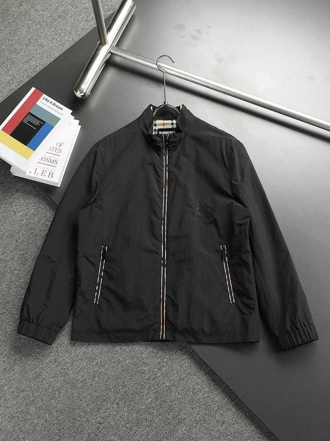 NO:474925,BURBE** Burberry 2025 early autumn new men's thin lapel windbreaker jacket, fashionable and versatile, three-dimensional embroidered war horse logo pattern design, using original imported polyester fiber memory fabric, soft and delicate touch, comfortable upper body, customer-supplied original imported engraving hardware accessories, fine lines are smooth, exquisite craftsmanship, excellent style, and casual matching are very fashionable and handsome!  Color, black Number of codes 48-56, burberry, burberry, jackets & coats, jackets & coats, alexander wang19860909BURBE** 巴宝莉2025早秋新款男士薄款翻领风衣夹克外套,时尚百搭 立体贴布刺绣战马logo图案设计 采用原版进口聚酯纤维记忆面料 手感柔软细腻 上身舒适 客供原版进口刻字五金辅料配件,精细做线条流畅,工艺精致,版型超赞,随意搭配都非常时尚帅气强烈推荐！ 颜色,黑色 码数 48-56,,burberry,burberry,jackets & coats,jackets & coats,alexander wang,Men's clothing