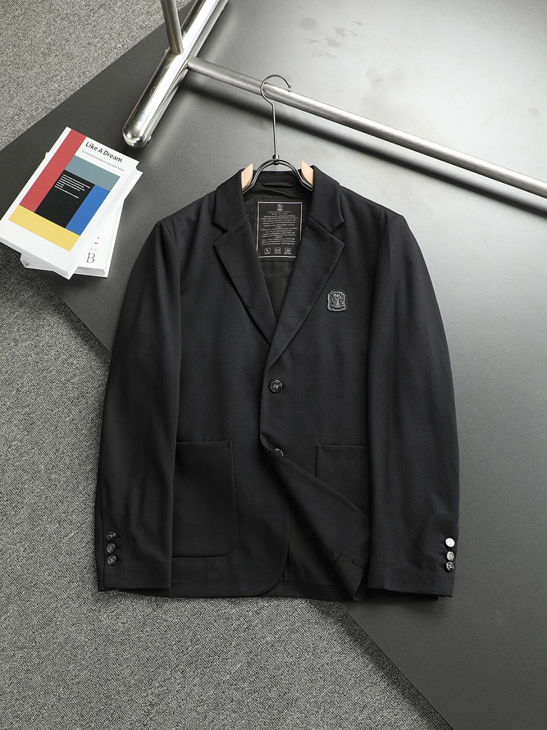 NO:474929,~ BC [New Product] Hong Kong foreign business channel goods. The new Brun*llo Cucin*ill men's casual lightweight and thin suit/single jacket in the fall of 25. A treasure-grade functional equipment that combines fashion sense and design sense creates a unique styling item. The overall outline tends to be simple, with a rather luxurious and scheming design, and a unique and elegant detail treatment enriches the overall vision! Customer-supplied high-tech fabrics, Tencel blended fabrics, blended with a certain proportion of wool materials, create excellent and unique fabric characteristics, with excellent breathability, and powerful moisture management technology, invincible texture, excellent wrinkle resistance, and light upper body without any burden! The craftsmanship inherits the rigor and exquisiteness of the Italians. The hand-made keyholes are clearly perfect. The edge-covered lines are hand-sewn by the workshop's top tailor masters. The arches are neat and exquisite, and they are very ingenious. The brand letters engraved on the buttons are very beautiful, and each buckle is unique and quite ingenious! The color matching is light and versatile, classic Italian modern business slim tailoring, full of upper body shape, capable and elegant, with perfect lines, and easy to highlight temperament. It is an excellent styling tool for the dressing season! Color black Size 48 50 52 54 56 Size data 48: bust 96cm-shoulder width 45cm-sleeved length 71cm-sleeved length 61cm 50: bust 100cm-shoulder width 47cm-sleeved length 73cm-sleeved length 62cm 52: bust 104cm-shoulder width 49cm-sleeved length 75cm-sleeved length 63cm 54: bust 108cm-shoulder width 51cm-sleeved length 77cm-sleeved length 64cm.9523E50,,brunello cucinelli,jackets & coats,business suit,alexander wang19860909~ BC【新品】香港洋行渠道货.25年秋季新款Brun*llo Cucin*ill男士休闲轻便薄款西装/单西外套.集时装感与设计感的一款宝藏级功能型装备,塑造出别具一格的造型单品,整体轮廓趋于简约风格,颇为奢华且心机的设计,个性且雅痞的细节处理,丰富了整体视觉！客供新型专利研发的高科技面料,天丝混纺面料,融合一定比例的羊毛材质,缔造出卓越且独一无二的面料特质,透气性极为优越,另外具有强大的湿气管理技术,质感无敌,抗皱性亦极佳,上身轻便无任何负担感！工艺水准传承了意大利人的严谨与精致,显著完美的手工锁眼,包边走线均由工坊顶级裁缝大师纯手工缝制,拱针对条工整精细,非常匠心,纽扣镌刻的品牌字母极富美感,且每粒扣都是独一无二的存在,颇具匠心！配色轻熟百搭,经典意式现代商务修身剪裁,上身型款十足,干练而优雅,线条感完美,极易凸显出气质,属于穿搭季绝佳的造型利器！ 颜色黑色 尺码48 50 52 54 56 尺码数据 48码:胸围96cm-肩宽45cm-衣长71cm-袖长61cm 50码:胸围100cm-肩宽47cm-衣长73cm-袖长62cm 52码:胸围104cm-肩宽49cm-衣长75cm-袖长63cm 54码:胸围108cm-肩宽51cm-衣长77cm-袖长64cm.9523E50,,brunello cucinelli,jackets & coats,business suit,alexander wang,Men's clothing