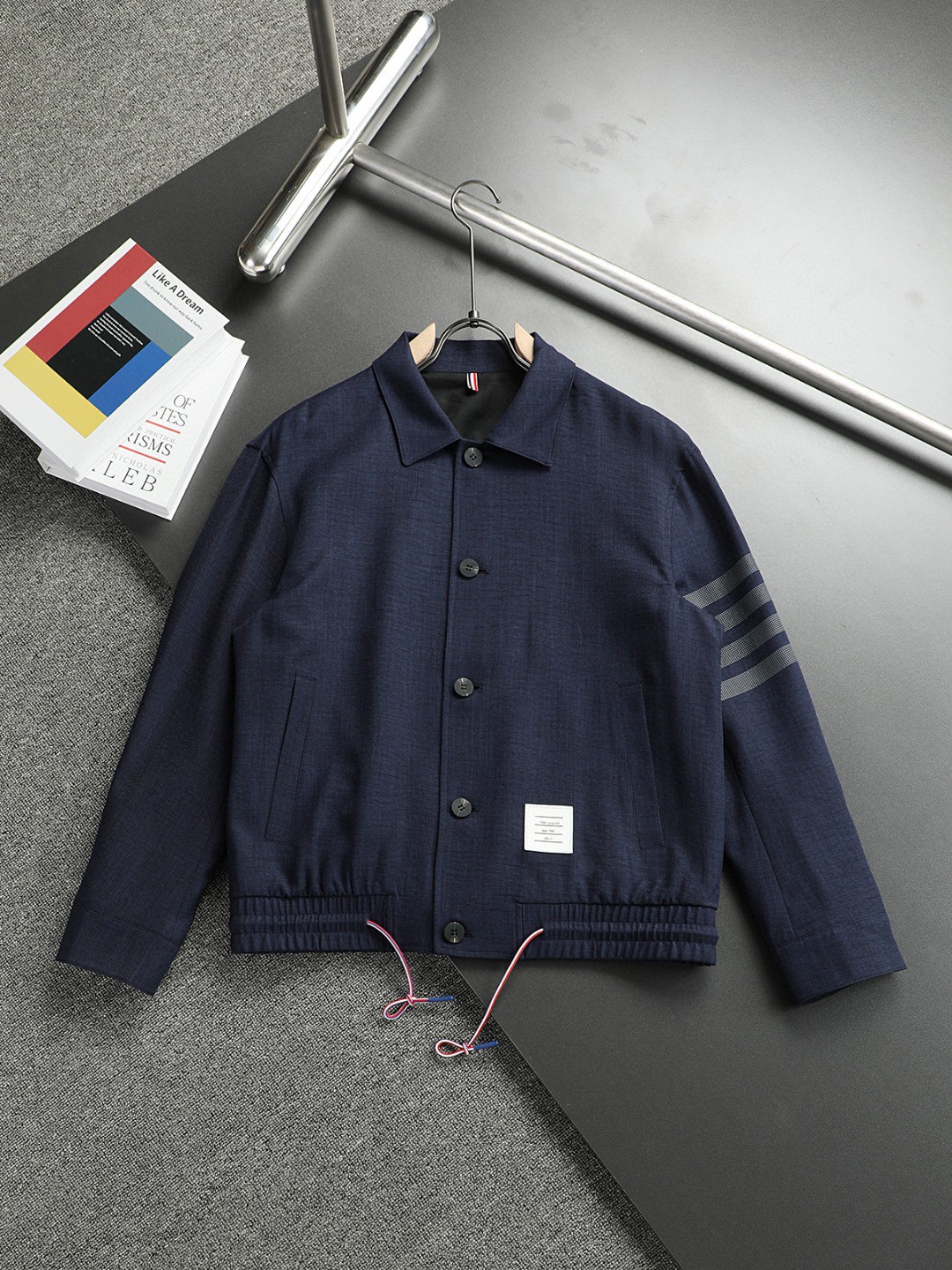 NO:572455,TB ThomBrow*e Thom* Long 25 autumn jacket!  This year’s new product at the counter is a cool and popular jacket made of super soft fabrics for men. It is a fashionable and versatile style that is sure to be super popular this year. It is easy to carry and folds up to a little volume. It can be quickly dehydrated and dried after washing. The upper body is breathable and fashionable. The special fabrics are all ultra-thin polyester fiber fabrics imported from the UK. They have a light luster, a unique texture, and a soft and smooth feel. It is not a product that can be compared with ordinary fabrics. Conventional hooded design, iconic logo decoration on the hem!  Very attractive design, liningless inseam hemming process, the details are very good, it is very difficult to make such a thin fabric, it requires very technical attention, the details determine the high-end. Minimalist design elements of the season, a must-have item for trendy men, perfect slim fit, highly recommended!  Size M-3XL,,jackets & coats,jackets & coats,hats,alexander wang19860909TB ThomBrow*e汤姆*朗25秋季夹克外套！今年的专柜新品,男士超软面料帅酷爆款 外套.时尚都市百搭款,今年必定超火爆,,携带方便,折叠起来是一点点的体积,水洗后快速脱水干爽,上身透气而且时尚靓丽.特供面料都是英国进口的超薄聚酯纤维纤维面料,淡淡光泽,质感独特,手感柔嫩顺滑,不是一般面料所能对比的产品.常规的连帽设计,下摆标志性logo修饰！非常极具魅力的设计,无里布内缝包边工艺,细节非常到位,这么薄的面料做出来非常有难度,要非常讲究技术的一款,细节决定高端.极简当季的设计元素,潮男必备单品,完美修身版型,强烈推荐！尺码M-3XL,,jackets & coats,jackets & coats,hats,alexander wang,Men's clothing