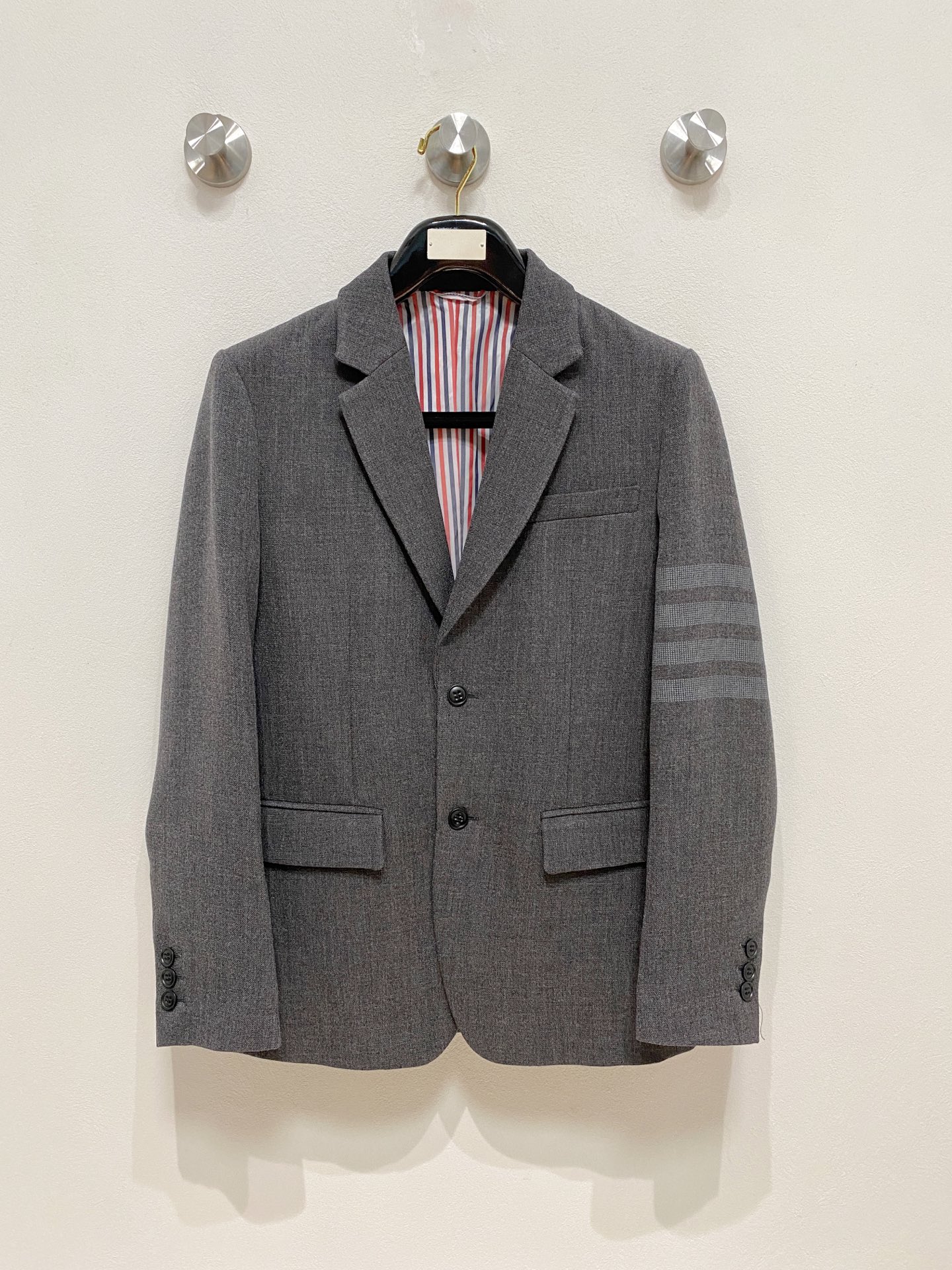 NO:572446,[Collection of new products] TB original men's latest autumn and winter fashion wool singles in 2025, products from trading company channels, 25 spring and summer official albums and counter sales, a star-level item!  A suit with good looks and style!  The design concept of this single suit from the TB family is deeply influenced by traditional British tailoring and American college style. It boldly innovates and explores, cleverly integrates and recreates. The overall color is gray, which is high-end and fashionable, and is favored by young trendsetters. The lining uses the iconic three-color grosgrain of the classic TB family, which enhances the overall artistic sense and gives the wearer the attitude of switching between business and youth. The four sleeve edges  The white strip is the first to use yarn-dyed technology, which is exquisite in technique, vivid and three-dimensional, and deeply demonstrates the charm and status of the brand image. The widened lapels and double slits on the sides are stable and tasteful, giving the overall suit a new sense of fashion. The overall tailoring deeply understands the proportions of the modern male body, accurately grasps the shoulder width, sleeve length, and clothing length, reshaping the traditional image of the suit, showing unprecedented ease and spontaneity!  The top luxury worsted wool fabric supplied from Italy is ultra-high density and fine, with a fiber coefficient of up to Super 160's. The texture is crisp and fine, and has good non-iron anti-wrinkle function. It has excellent ductility and exquisite details. The sleeves are matched with the brand's exclusive three-color webbing. The top luxury 24K electroplated gold buckle becomes a visual embellishment. It is very high-end and eye-catching, sublimating the overall luxury quality. Fashionable and stunning details!  It is rare and rare in the market, and its appearance is first-class. It is of the highest quality in terms of craftsmanship, design, pattern and fabric. The craftsmanship is inherited from the world's top Belvest workshop, which belongs to Italy's first-class luxury goods OEM. It has remarkably perfect hand-locked Milanese eyes.  It can be incorporated into tailoring textbooks, and the shape is uniform. The hemming and stitching are all hand-sewn by the top tailor masters in the workshop. The arch needle lines are neat and precise, impeccable and very ingenious. A finished suit generally needs to go through more than 220 rigorous processes, which is quite shocking!  The all-over design concept combines tradition and modernity, focusing on tailoring and details, with the aim of creating elegant and personalized fashion. The tailoring is incomparable, following TB's signature SLIM slim fit, every inch is in place, the shoulders and waistline are perfectly processed, the upper body is full of shape, the classic and versatile gray series is compatible with any outfit!  Business or leisure!  Sizes 1-5 (48-56),,louis vuitton,business suit,gold plating,alexander wang19860909【典藏新品】TB原单男士2025年最新秋冬时装羊毛单西,贸易公司渠道货,25年春夏官宣画册及专柜挂售款,明星级的一款单品！高颜值且品型兼备的一款西装！ TB家族此款单西的设计理念深受英国传统剪裁与美式学院风格的影响,大胆创新探索,巧妙融合再创造.整体选用灰色作为主调色,高级时尚,深受青年潮人的青睐.内衬沿用经典TB家族的标志性三色罗缎,增强整体艺术感,还赋予了穿着者商务和青春两种随意切换的态度主张.袖边四条白杠首创使用色织工艺,技艺精湛,生动立体,深刻彰显品牌形象魅力和身份地位.加宽平驳领,侧边双开衩设计,稳重且不失品味,让西服整体焕发出全新的时尚感.整体剪裁深刻理解现代男性身材比例,精准把握肩宽、袖长、衣长,重塑了西服的传统形象,展现出前所未有的轻松与随性！ 客供意大利顶级奢华精纺羊毛面料,超高密度且精细,纤维系数高达Super 160's,质地挺括细腻,并具备良好的免烫抗皱功能,延展性非常优越,细节精致考究,袖子配搭品牌专属三色织带,顶级奢华24K电镀金扣成为视觉点缀,非常高级招眼,升华了整体的贵奢品质,时髦而惊艳的细节处理！ 市面稀缺罕见,品相一流,无论从工艺设计还是版型及面料都堪称上乘,工艺水准传承了世界顶级Belvest工坊制作,属于意大利一流奢侈品代工厂商,显著完美的手工锁米兰眼,可以编入裁缝教科书,形状统一度佳,包边走线均由工坊顶级裁缝大师纯手工缝制,拱针对条工整精细,无可挑剔,非常匠心,一件西服成品大体需经过严谨的220多道工序,相当震撼！ 通体设计理念融合传统与现代,注重剪裁和细节,以打造典雅而个性的时装为宗旨.剪裁无敌,沿袭了TB招牌性SLIM修身版型,每一寸都拿捏到位,肩部与腰线处理完美,上身型款十足,经典万能百搭的灰色系列,兼容任何穿搭单品！商务亦可休闲！ 尺码1-5码（48-56）,,louis vuitton,business suit,gold plating,alexander wang,Men's clothing