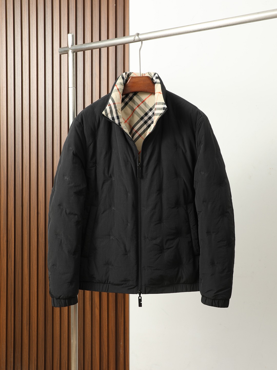 NO:568325,Burberr*/Burberry 25 new double-sided plaid down jacket is filled with 90% down, using the best down. Every part is super full and has excellent warmth retention!  Made of heavily twisted high-density polyester!  There is also a rhombus pattern design, which can better ensure the overall filling and fluffiness of each gram of down. The stand-up collar is matched with a zipper design, which is simple and capable, cool and stylish. The workmanship is very exquisite, and it is equipped with two zipper pockets that can hold Size 48-56, burberry, burberry, down jacket, alexander wang19860909Burberr*/巴宝莉25新款双面格纹羽绒服 内里填充90绒,选用的是最好的羽绒,每一处都是超充实的饱满度,保暖性极好！采用强捻高密度聚酯纤维制成！还有菱格纹的设计,这样是更能保证每一克羽绒的整体充盈度蓬松度,立领搭配拉链设计,简约干练,又酷又有型.做工很讲究,搭配两个拉链口袋超级能装 Size48-56,,burberry,burberry,down jacket,alexander wang,Men's clothing