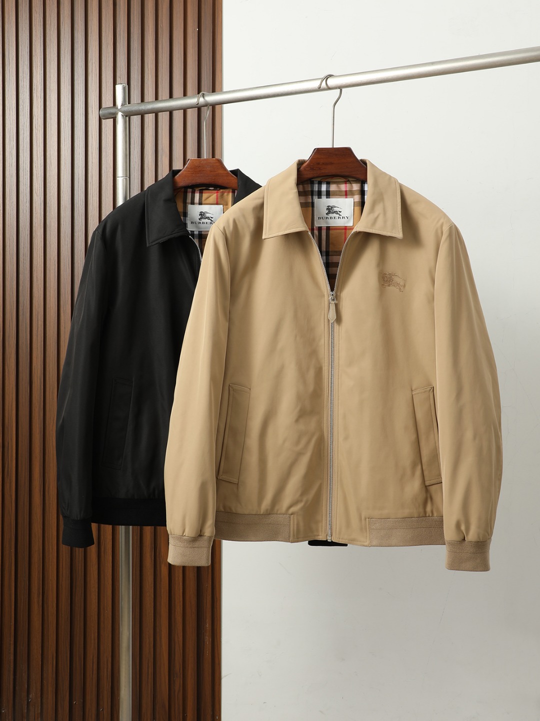 NO:572459,Burberry 25 new early autumn release of Burberry lapel jacket, autumn hot jacket, plaid lining, war horse embroidered jacket, wearing it makes you feel comfortable and slim, lazy and casual, combined with clean and simple colors, it is particularly attractive and suitable for daily wear~ We are launching sports items decorated with vibrant prints!  Size 48-56,,burberry,burberry,jackets & coats,jackets & coats,alexander wang19860909Burberry 25早秋新款发布巴宝莉翻领夹克外套,秋季爆款外套,格子内里,战马刺绣款外套,穿上就是舒适自在又显瘦的存在,慵懒而随性,结合干净简单的色系就特别耐看,适合日常穿着~倾情推出缀饰活力印花的运动单品！ 尺码48-56,,burberry,burberry,jackets & coats,jackets & coats,alexander wang,Men's clothing