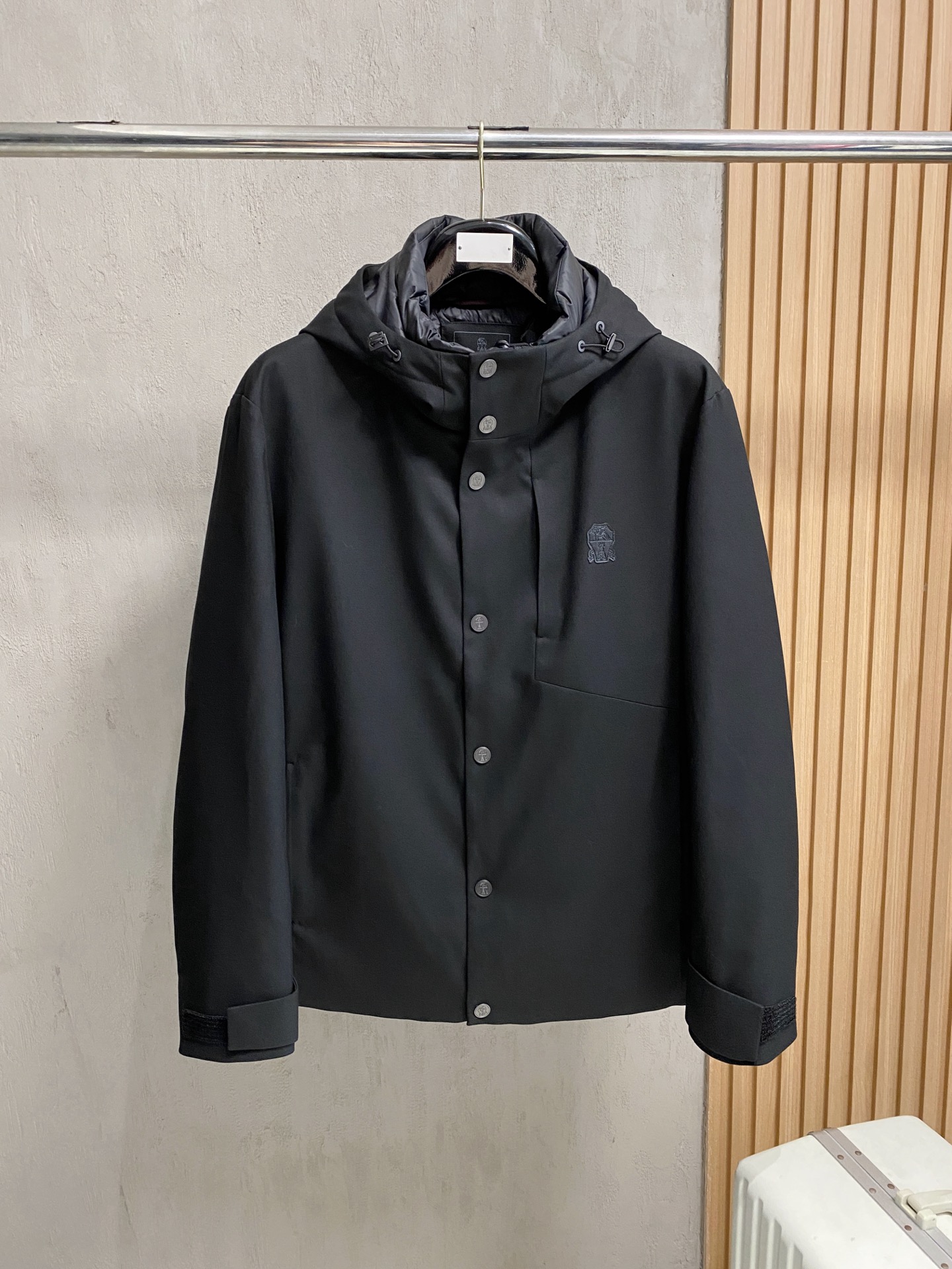 NO:654700,BC-Brunello Cucinelli 25 autumn and winter fashionable hooded jacket down, filled with 100g-90 white duck down, light and stylish, not bloated on the upper body, quite typical Italian style fashion, trading company channel premium product  The fabric selection and craftsmanship are very sophisticated, which is in line with the brand's century-old aesthetic tone. It is low-key and luxurious, elegant and noble. Every detail is a testament to the brand's own high-end sense. The whole body interprets the Italian minimalist, capable and outdoor functional style. It is both elegant and harmonious, and the upper body is full of shape. It is a treasure-level functional equipment that combines fashion sense and design sense. It creates a unique style item, improved pilot style design, classic and fashionable design, retro and age-reducing but very fashionable!  Fabrics imported from Italy. The texture is as delicate as baby skin. It has superior stiffness, is quite elegant and fashionable!  The color is light and versatile, the cut is smart and neat, the upper body instantly highlights the spirit, the style is full, and it can easily control various body types. It is a jacket that perfectly combines business commuting and outdoor leisure. It is a piece of equipment with extremely high wearability and attendance rate!  Color Black Size M L XL 2XL 3XL,, brunello cucinelli,jackets & coats,jackets & coats,down jacket,hats,alexander wang19860909BC-Brunello Cucinelli 25秋冬时尚连帽夹克羽绒 内冲100g-90白鸭绒,轻薄有型,上身不臃肿,颇具意大利典型风格的时装,贸易公司渠道臻品 在面料选取和工艺方面都相当考究,极符合该品牌百年美学基调,低调且奢华,优雅且高贵,每一个细节都在力证品牌自身的高级感,通体将意式的极简、干练和户外功能性风格极致诠释,亦庄亦谐,上身型款十足,集时装感与设计感的一款宝藏级功能型装备,塑造出别具一格的造型单品,改良式的飞行员造型设计,经典又时尚设计,复古减龄又非常时髦！ 意大利客供进口面料.质感如婴儿皮肤一样细腻.挺括性优越,颇为优雅且时髦！配色轻熟百搭,版型剪裁干练利落,上身瞬间凸显出精神感,型款十足,轻松驾驭各种身型,商务通勤与户外休闲完美兼备的一款外套,属于实穿性出勤率极高的一款装备！ 颜色黑色 码数M L XL 2XL 3XL,,brunello cucinelli,jackets & coats,jackets & coats,down jacket,hats,alexander wang,Men's clothing